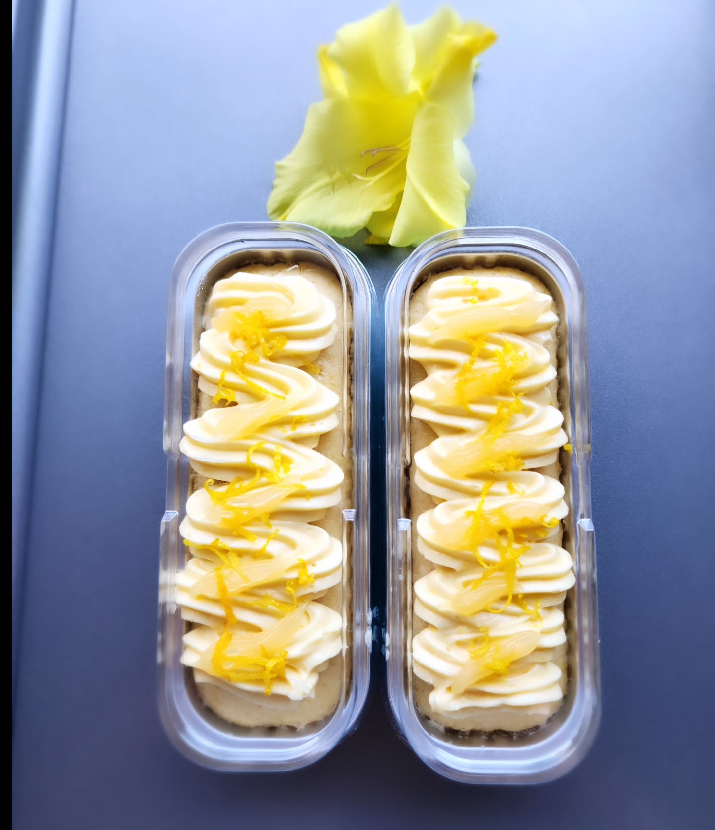 Introductie van Mini Smulkes: Jouw Perfecte Klein(e) Verwenmoment!
Met veel plezier presenteer ik de nieuwste verwennerij van Suikerbekkie Traktaties: Mini Smulkes! Een reeks heerlijke mini-cakes, met liefde bereid en ontworpen om elke zoete trek te stillen. Deze kleine lekkernijen starten met twee onweerstaanbare smaken, maar er volgen nog meer verrassingen!
🍫 Choco Bliss – Een luchtige, lichte chocoladecake met een romige, rijke Russische chocoladefrosting. Een chocoladehemel in elke hap!
🍋 Zonnige Citroen – Een iets stevigere citroencake met een frisse, romige citroenroomkaasfrosting. De perfecte mix van zoet en fris, alsof je een zonnestraal proeft!
Beide smaken worden gebakken in handige rechthoekige aluminium bakjes van 200 ml, compleet met een deksel, zodat je ze gemakkelijk kunt meenemen of bewaren – ideaal om cadeau te geven of om jezelf te verwennen!
Dit is nog maar het begin, want er komen snel meer smaken aan! Welke smaken zou jij graag willen zien? Laat het me weten in de reacties! 🎉
#MiniSmulkes #SuikerbekkieTraktaties #CakeLovers #BelgianTreats #ZoeteVerwennerij #LekkerEnLokaal #ChocoBliss #ZonnigeCitroen #BakkenMetLiefde #MiniCakes #DessertGoals #SweetTreats #LekkerSmullen #TrakteerJezelf