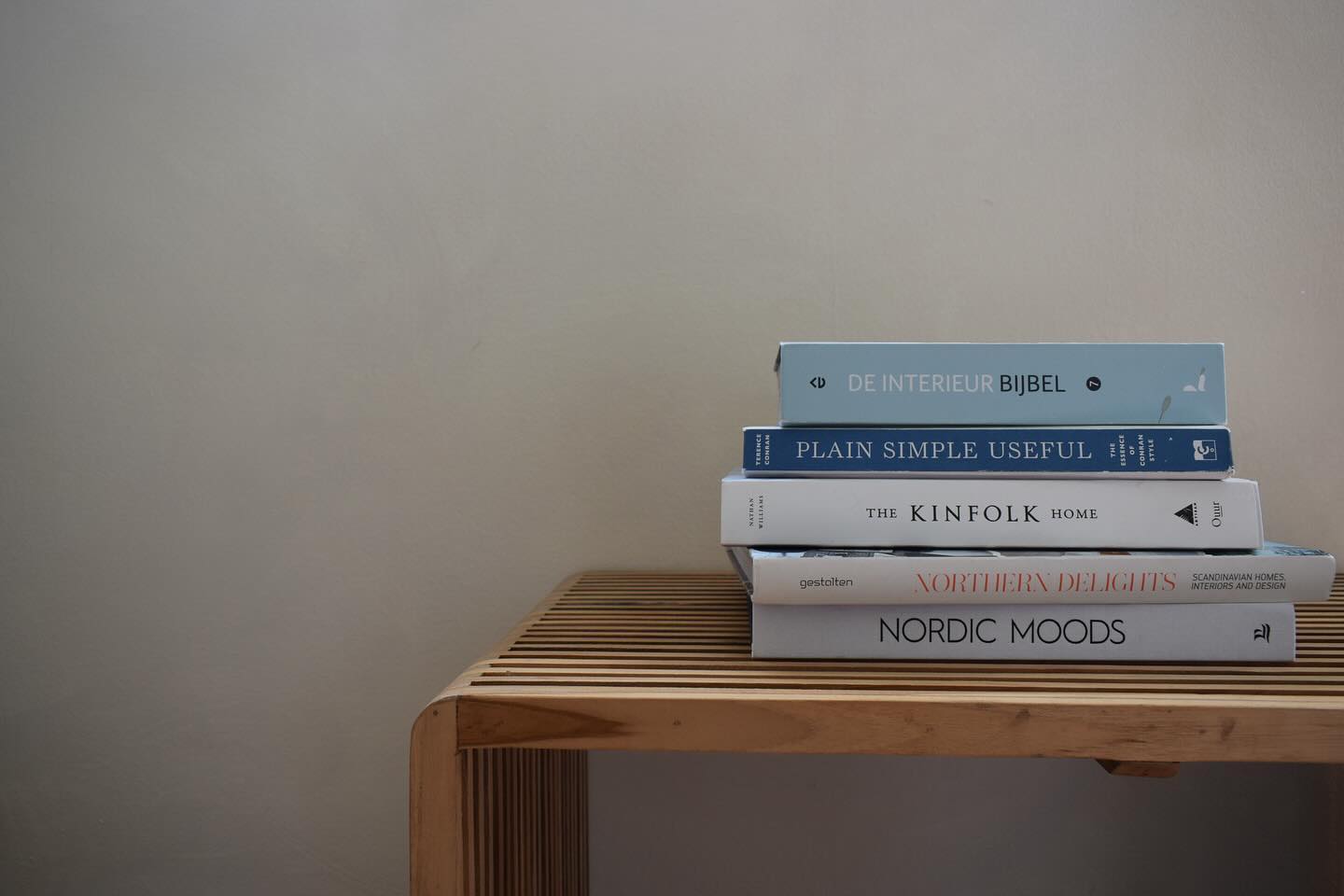 Als interieurliefhebber haal ik inspiratie uit veel verschillende plekken, maar er gaat niets boven het bladeren door mijn interieurboeken. Van verrassende interieurstijlen en kleurencombinaties tot handige materiaalinformatie en stijltips โ deze boeken helpen me om nieuwe ideeรซn te ontdekken en toe te passen in mijn ontwerpen.
Wat is jouw favoriete interieurboek? Ik ben benieuwd naar jullie tips! ๐