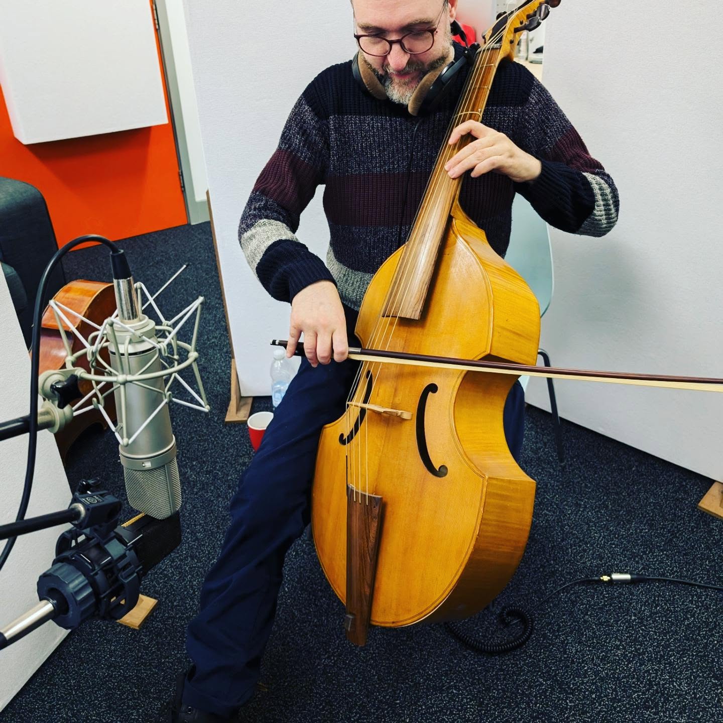 Dave Dhonau was in today playing cello for a short film directed by @films_by_aw . He got a surprise when I handed him a Viol but he returned the favour by playing his cello with a drum stick 😄
#soundtrack #shortfilm #musicforfilm #cello