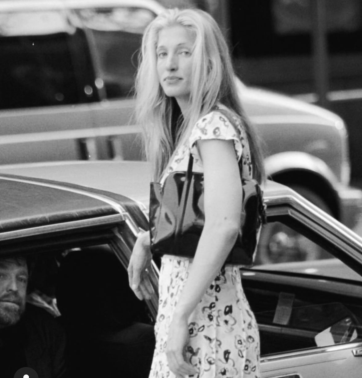 Carolyn elevating a simple sundress on the streets of NYC. #carolynbessettekennedy #carolynjeannebessette #carolynbessettestyle #cbk #newyork #nyc #jfkjr