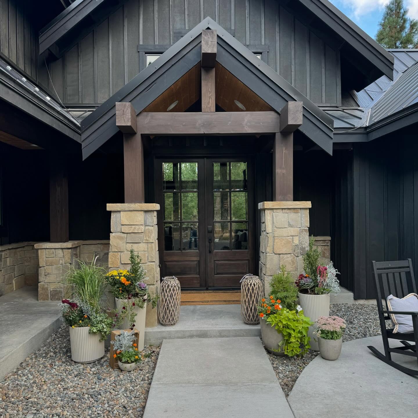 Real Estate Pretty Porches are some of my favorite. The after ➡️and the before. Way to go @nielsenregroup on this listing