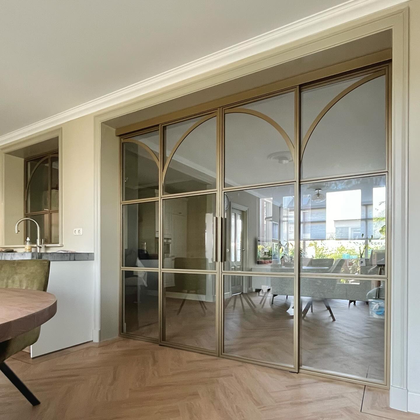 In een woning in Edam hebben we deze stalen schuifdeuren geplaatst.
Met een prachtig lijnenspel en gepoedercoat in de prachtige brons kleur: Medium Brons💫
#stalenschuifdeuren #stalenbinnendeuren #softclose #stalendeuren #staalmetglas #steel #steeldoors #glass #special #art #interiordesign #luxewonen #volendam #villa #interieur #maatwerk #handmade #interiorstyling #livingroom #woonkamer #keukeninspiratie #vtwonen #wesselssteelworks