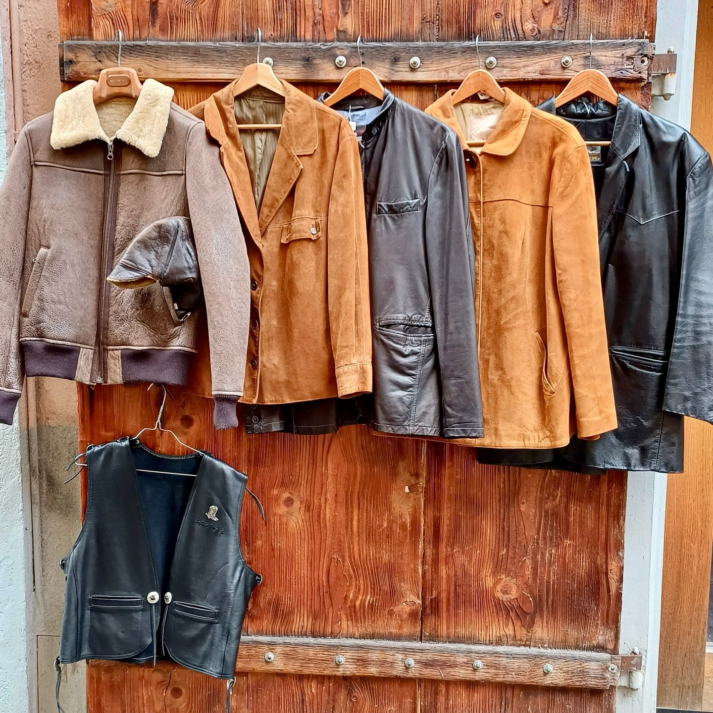 Lovely vintage leather items for your autumn outfit 🍂
Come find your new favourite leather jacket, skirt or trousers at REmember Vintage 🧥
#secondhand #vintage #zurich #leather #secondhandfirst