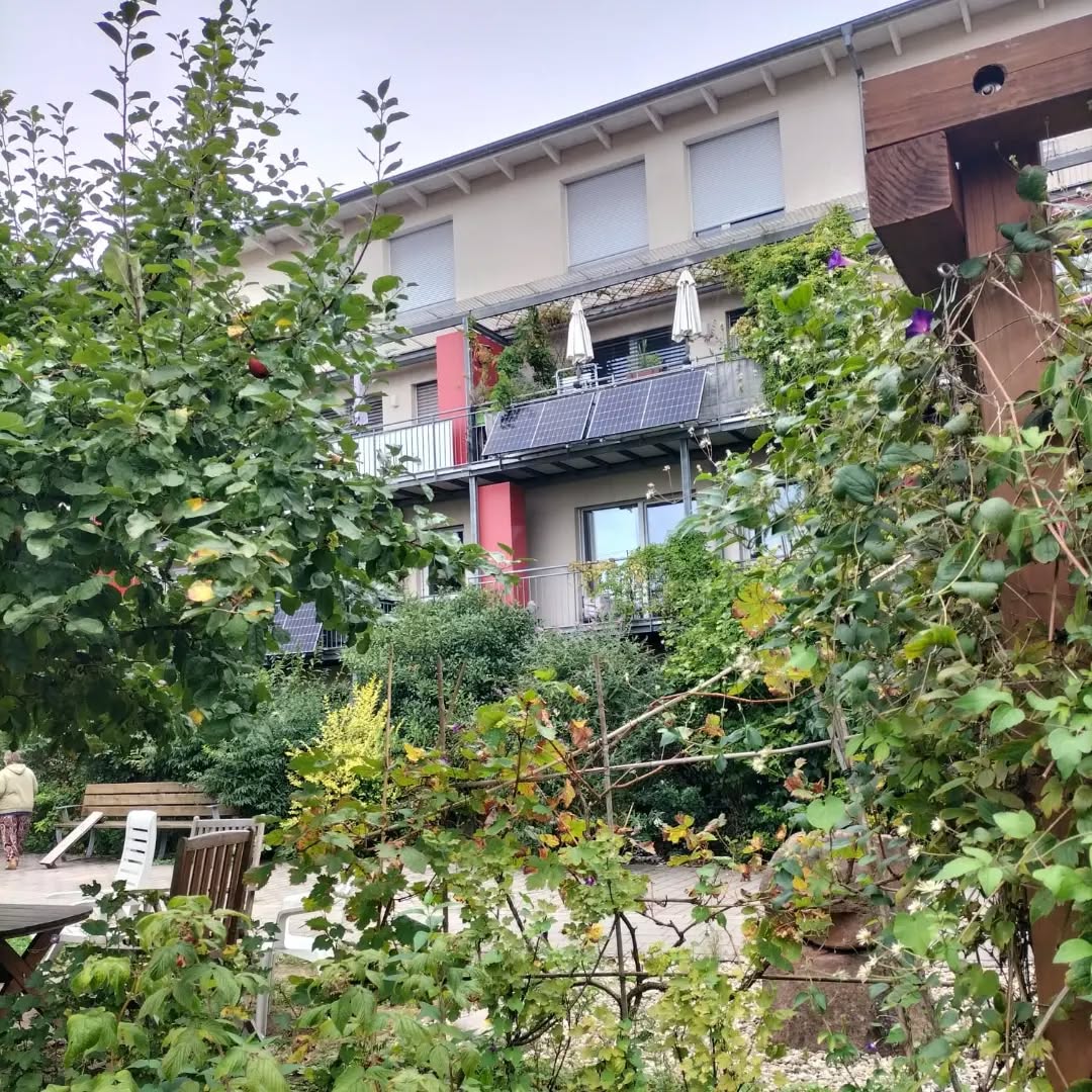 Tag III unseres Bildungsurlaubs in Darmstadt: Danke an Martin von @transition_town_darmstadt für die interessante Führung und den Einblick in die Bürger*innen Initiative Wohngebiet statt Autokreuz, außerdem haben wir über Teilen von Wohnräumen gesprochen und verschiedene Wohnprojekte kennen gelernt, eine Permakulturwiese anschauen können und den Leihladen in Darmstadt kennen lernen dürfen. Thema "Leihen statt kaufen" - den gibt's ja in Fulda in der @l14zwo ebenfalls. Danke für den super interessanten Einblick!