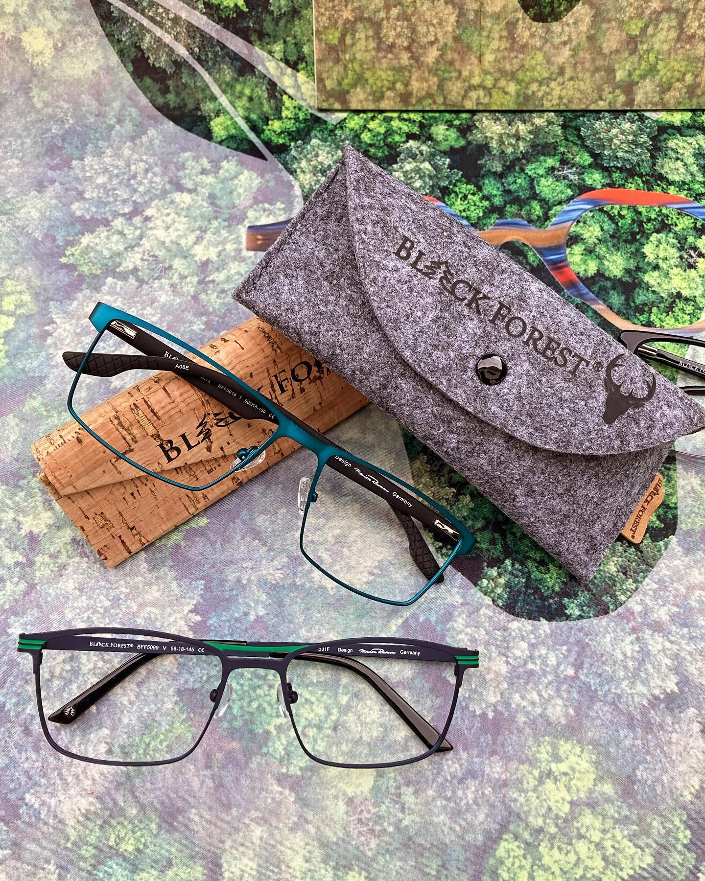 Die neue Herbstkollektion von Marion Ramm ist da. Von farbenfroh bis schlicht ist für jeden Geschmack etwas dabei. Seit Jahren beliefert uns das Familienunternehmen aus Freiburg mit seinen modischen Qualitätsbrillen. Schauen Sie gerne vorbei und finden Ihr neues Lieblingsstück.