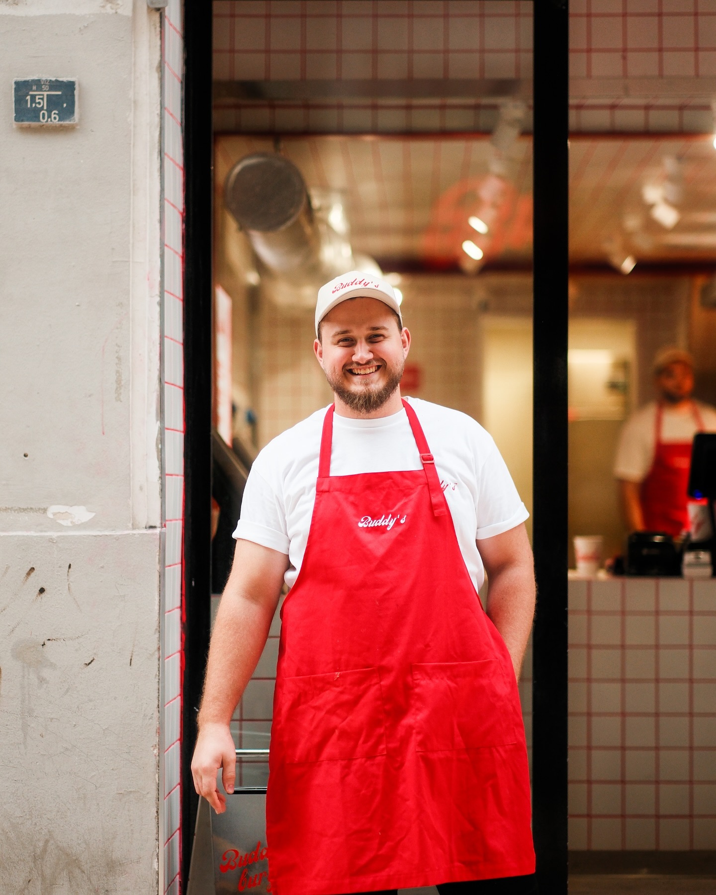 Ákos és Dani, a Buddys Burger üzletvezetői. Minden erejükkel azon dolgoznak, hogy a legjobb szolgáltatást nyújtsák nektek a Fehér Hajó utcában.