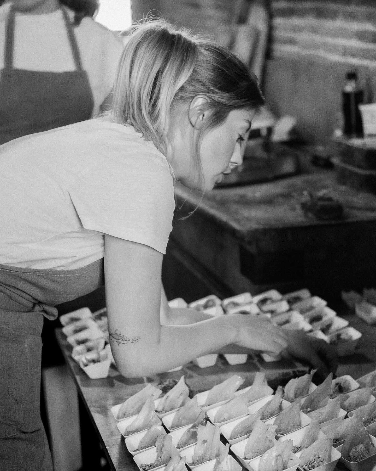 3 ans. ✨
Trois ans de passion, de défis et d’apprentissages. Ce métier est exigeant et énergivore, mais il est surtout incroyablement enrichissant et stimulant.
Trois ans qui m’ont permis de grandir, de perfectionner mes techniques, de rencontrer des producteurs talentueux, une team comme j’aime, et des clients gratifiants. J’ai appris de chaque plat, de chaque rencontre…
3 ans de travail acharné, 3 ans de bonheur partagé. Et l’aventure ne fait que commencer 🔥
Merci mille fois …
#CheffeÀDomicile #CuisineAutodidacte #OccitanieGourmande #ToulouseFood #CuisineDeSaison #ProducteursLocaux #GastronomieOccitane #CheffeÀDomicile #TraiteurToulouse #ÉvénementsToulouse #diner #RepasSurMesure #CuisineDeSaison #Saveurs2024 #BelleSaison2024 #ArtDeLaTable #DînersPrivés #RepasEntreAmis #MariageToulouse #TraiteurDeSaison #CuisineÉvénementielle #ExpérienceCulinaire #ToulouseFood #RepasFestifs #MenuGastronomique #CuisineGourmande #chefprivétoulouse #privatechef #Frenchchef #Cheffe
📷 @claire_duchaigne