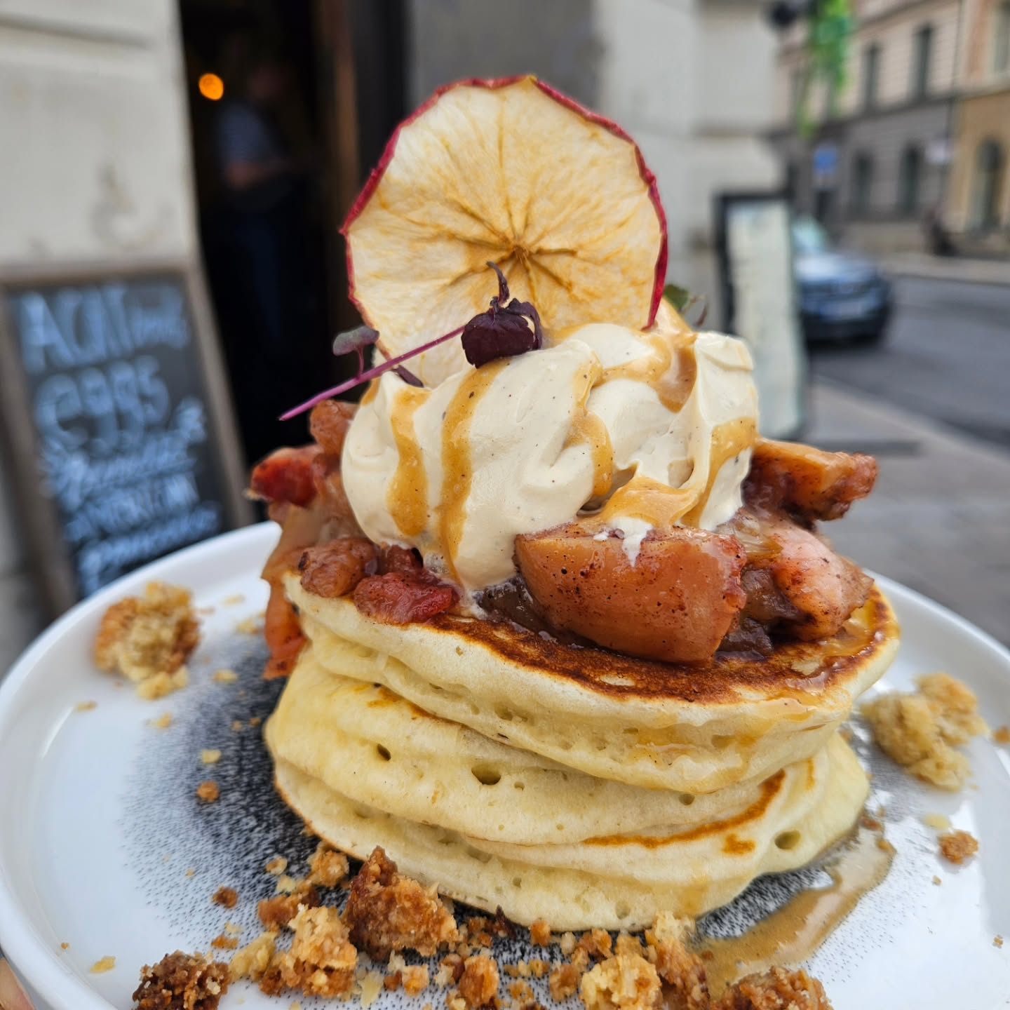 How do you like them apples? 🍎 🍏
Autumn menu has dropped! We're saying goodbye to Summer Berry pancakes and helloooo to these Autumn Apple 'cakes - roasted apple compote, cinnamon caramel fluff, caramel sauce, vanilla sauce, oat crumble...🍽🥞 So so good!!
Available vegan and gluten free as well!