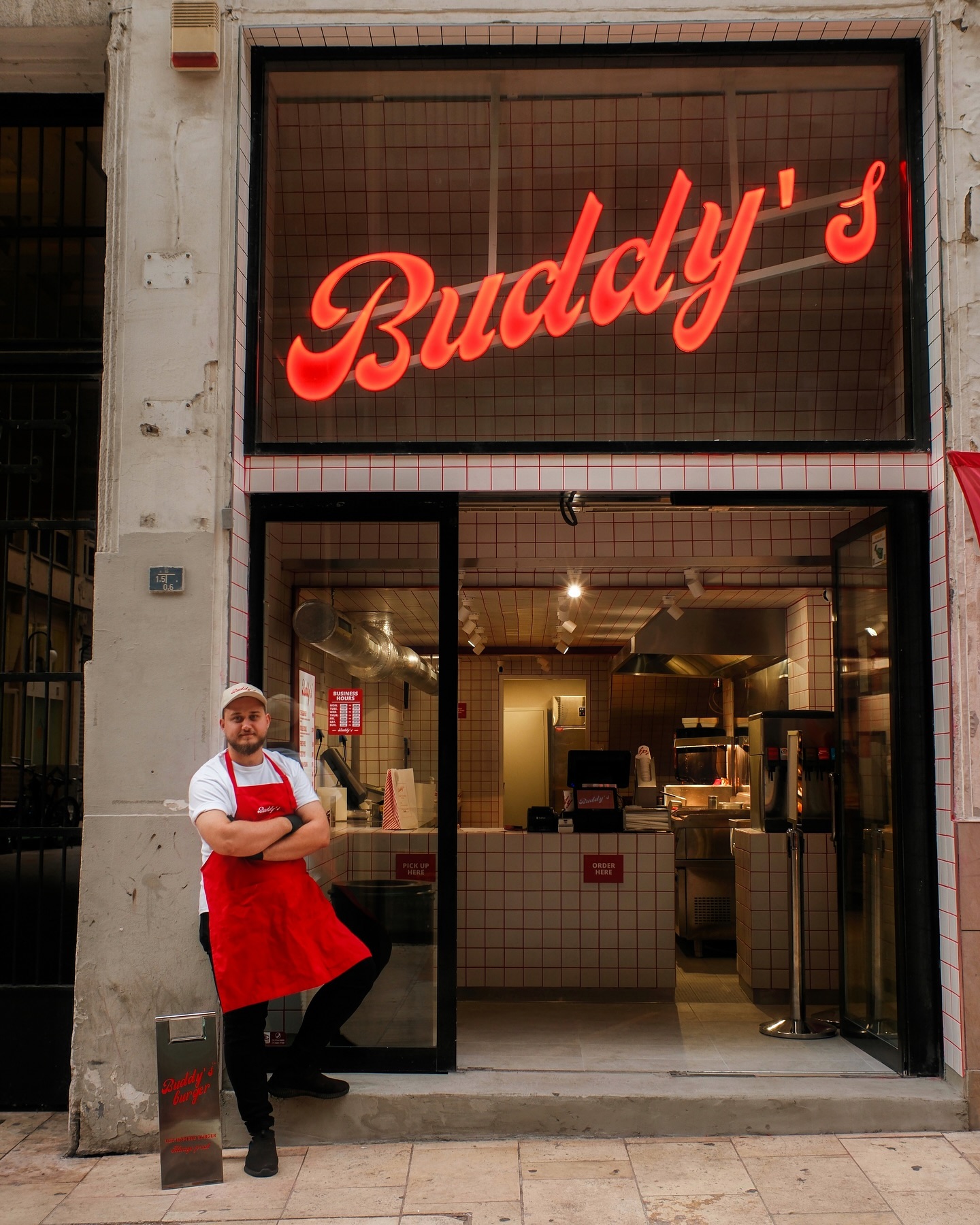 Nagyon büszkék vagyunk a helyre, amit az elmúlt hetek alatt kialakítottunk a Deák Ferenc téren.
Gyere, és ugorj be egy hambira a Fehér Hajó utca 8-10-be.