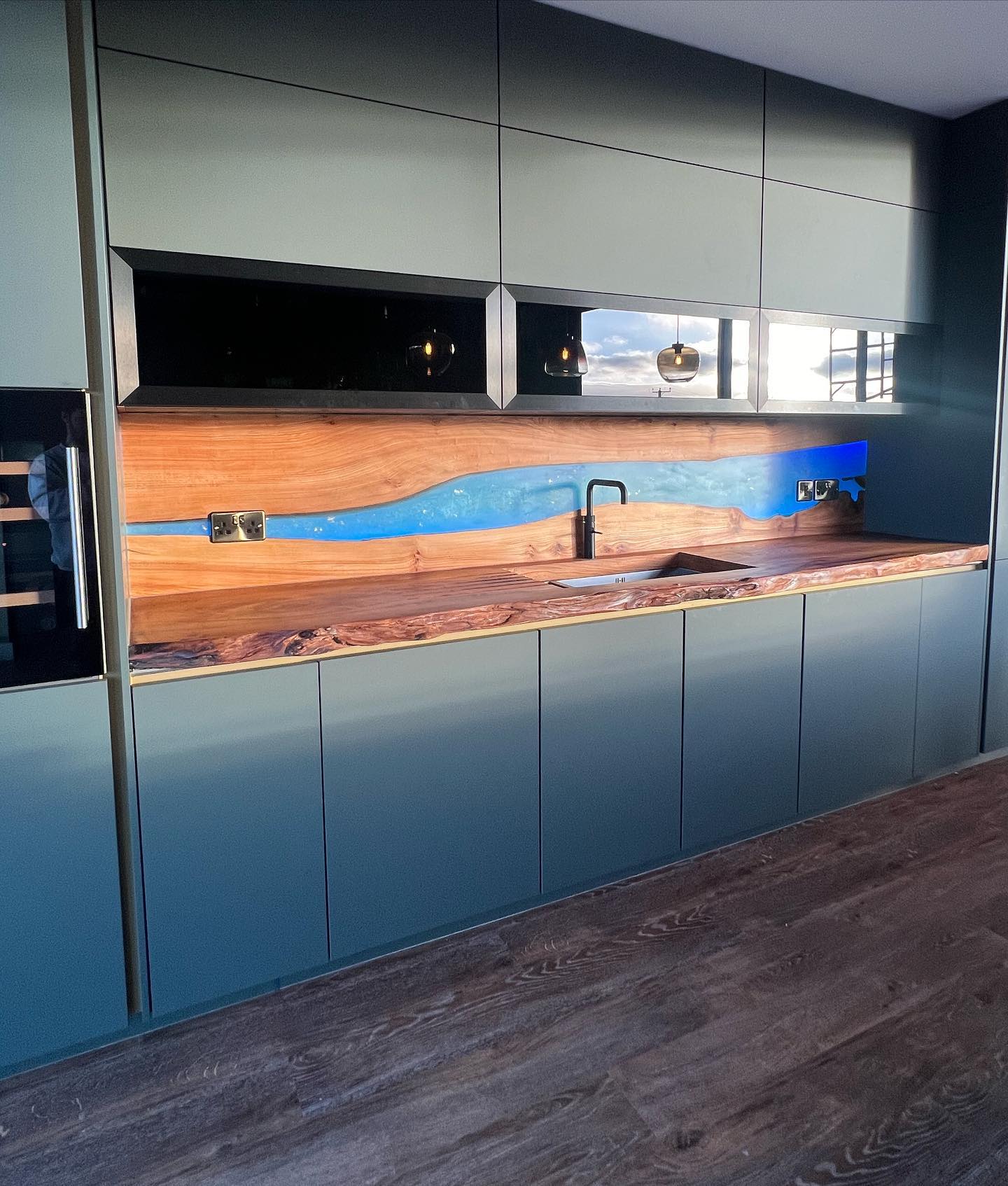 Transforming the kitchen with a bespoke splashback and worktop featuring exquisite backlit resin. The perfect fusion of artistry and functionality, designed to elevate your culinary space with a touch of modern luxury. Kitchen supplied by
@classiquek
#LuxuryKitchens #BespokeDesign #BacklitResin #CustomWorktop #ElegantInteriors #HighEndDesign #HomeLuxury #InteriorDesign #ModernElegance #KitchenDesign #CraftedWithCare #SophisticatedSpaces