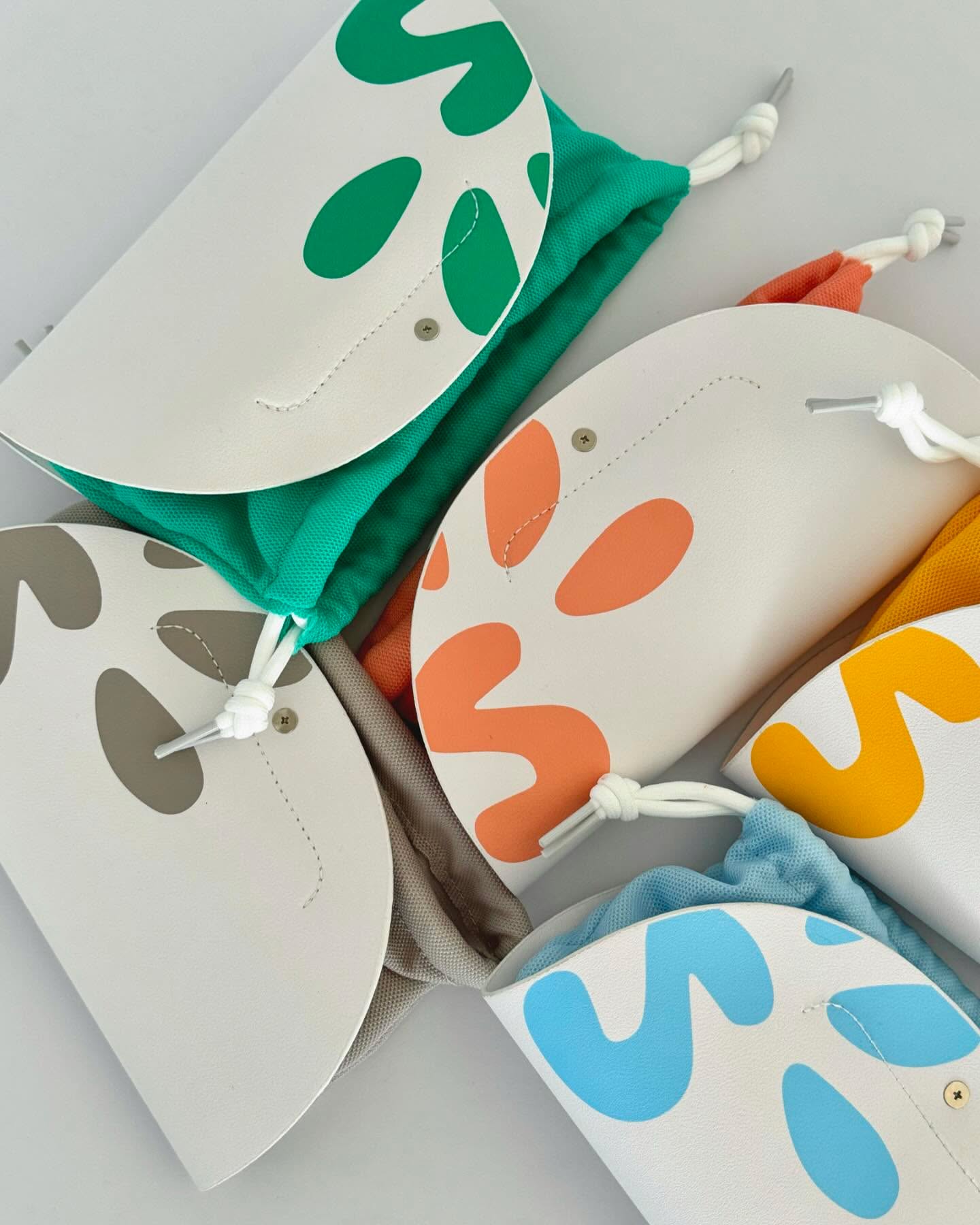 🌟 ¡Guarda tus Summies y tus gafas en un solo lugar con estilo! Cada funda tiene un bolsillo interior especial para que tus Summies siempre estén seguros y no se pierdan. Además, cada funda viene en un color único de la colección que adquieras, haciendo que cada set sea aún más especial. 🕶️✨ ¡Protección y diseño en uno solo!
#summies #sumsun #sunglasses #kids #niñosseguros #proteccion #gafasdesol #funda #case
