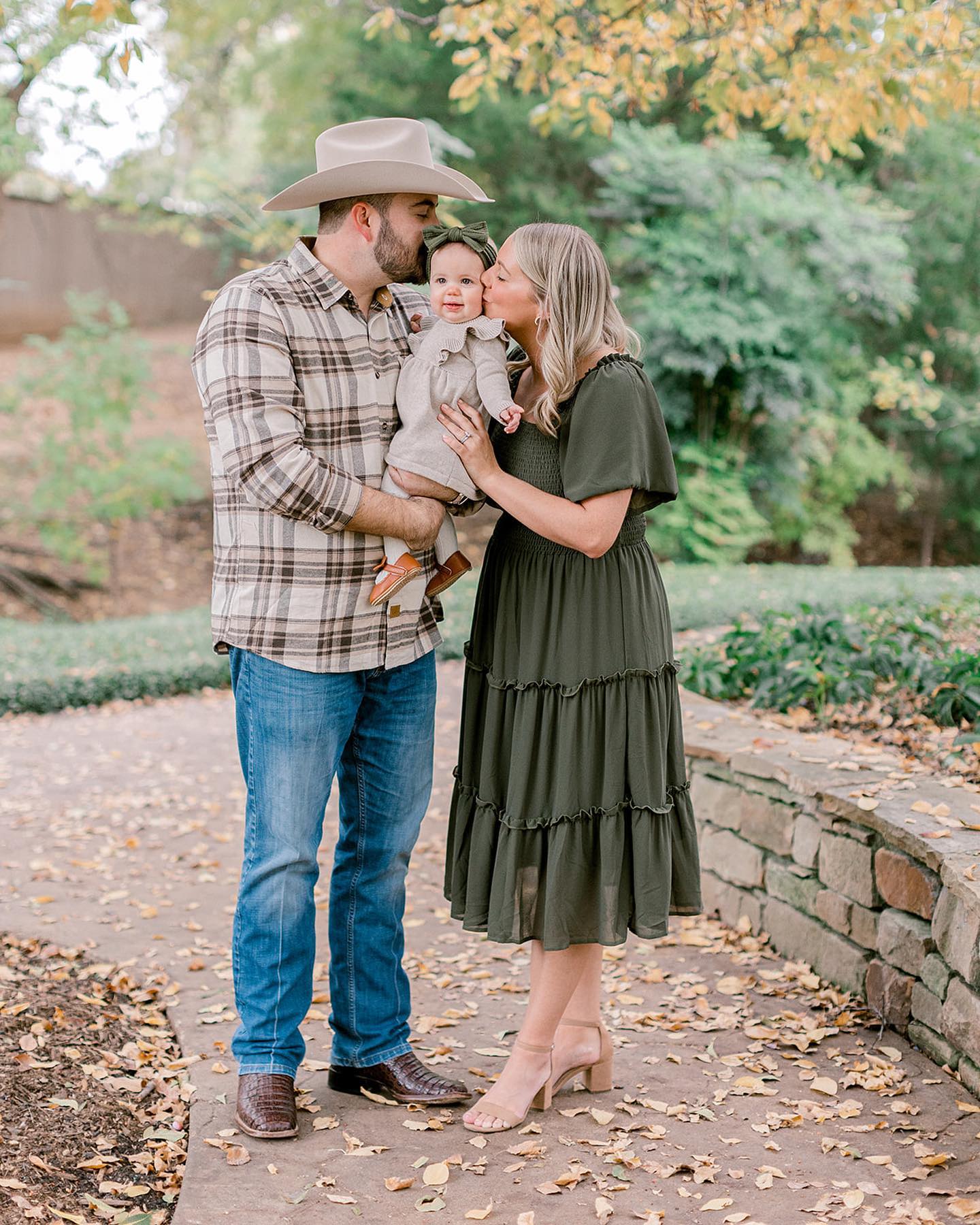Grab your kids, your siblings and their families, and your parents and split the cost of a group family session! It’s a great way to, of course, get those updated group shots of all your family together but also, we spend some time in each individual family unit. You also have a team effort with getting kids to cooperate and smile. Iykyk.
#grapevinefamilyphotographer #dentonfamilyphotographer #dfwfamilyphotographer #fallfamilyphotos