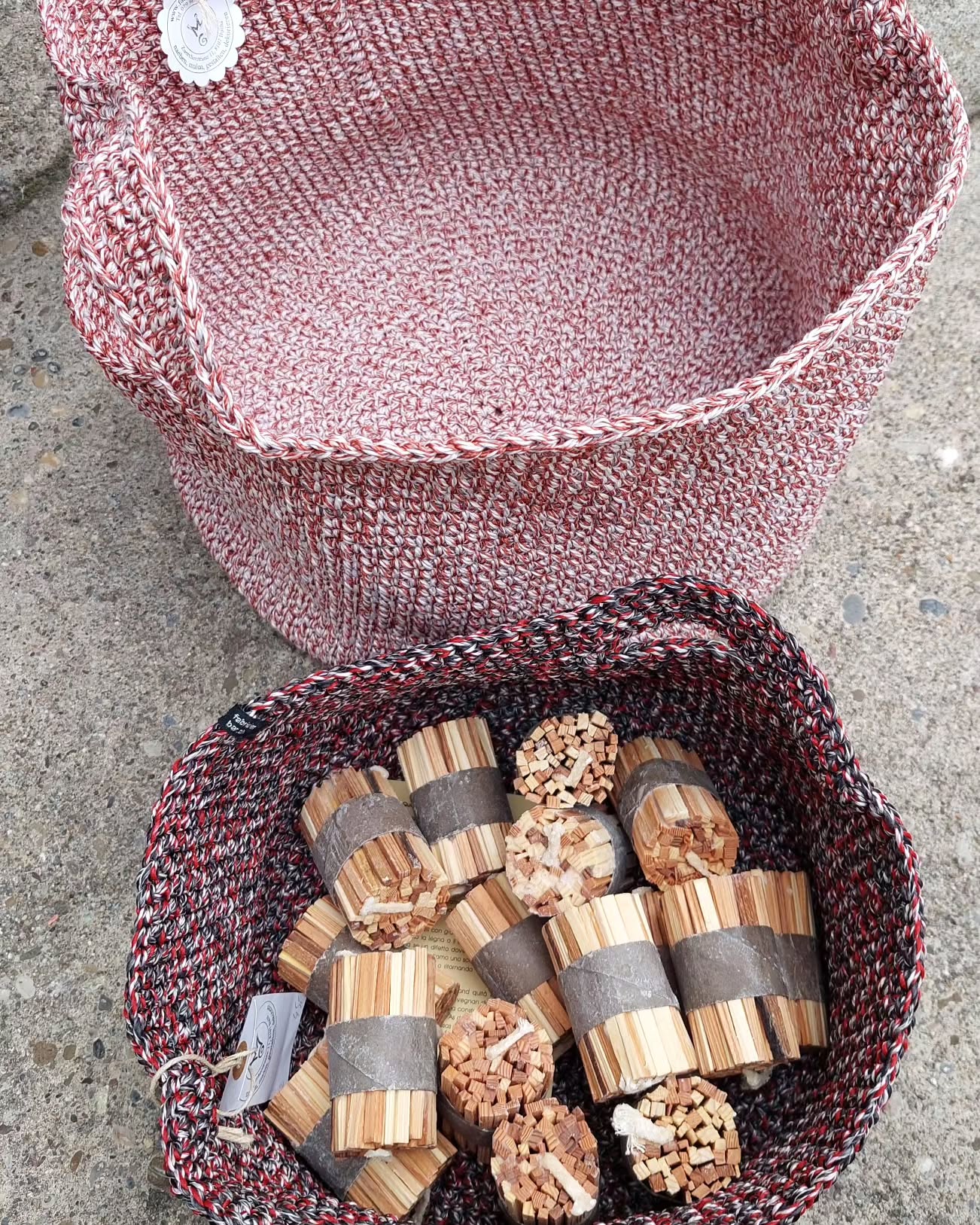 In der Übergangszeit schätze ich mein Umluft- Cheminee sehr. Im grossen Korb wird das Holz und im Kleinen die Anfeuerhilfe aufbewahrt. Die Körbe aus Recycling-Schnur gehäkelt, sind bestens geeignet zum transportieren und aufbewahren verschiedenster Dinge. Sie sind robust und in verschiedenen Farben und Grössen erhältlich.
#upcycling #kaminfeuer #korb #häkeln #schnurkörbli