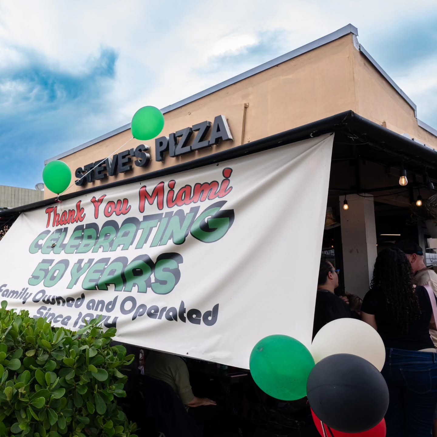 What an unbelievable time celebrating 50 years of @stevespizza
So many people came out and braved the elements to honor an absolute Miami staple.
Here's to another 50 years. 🍕
#stevespizza #miami #photography #videography #southflorida