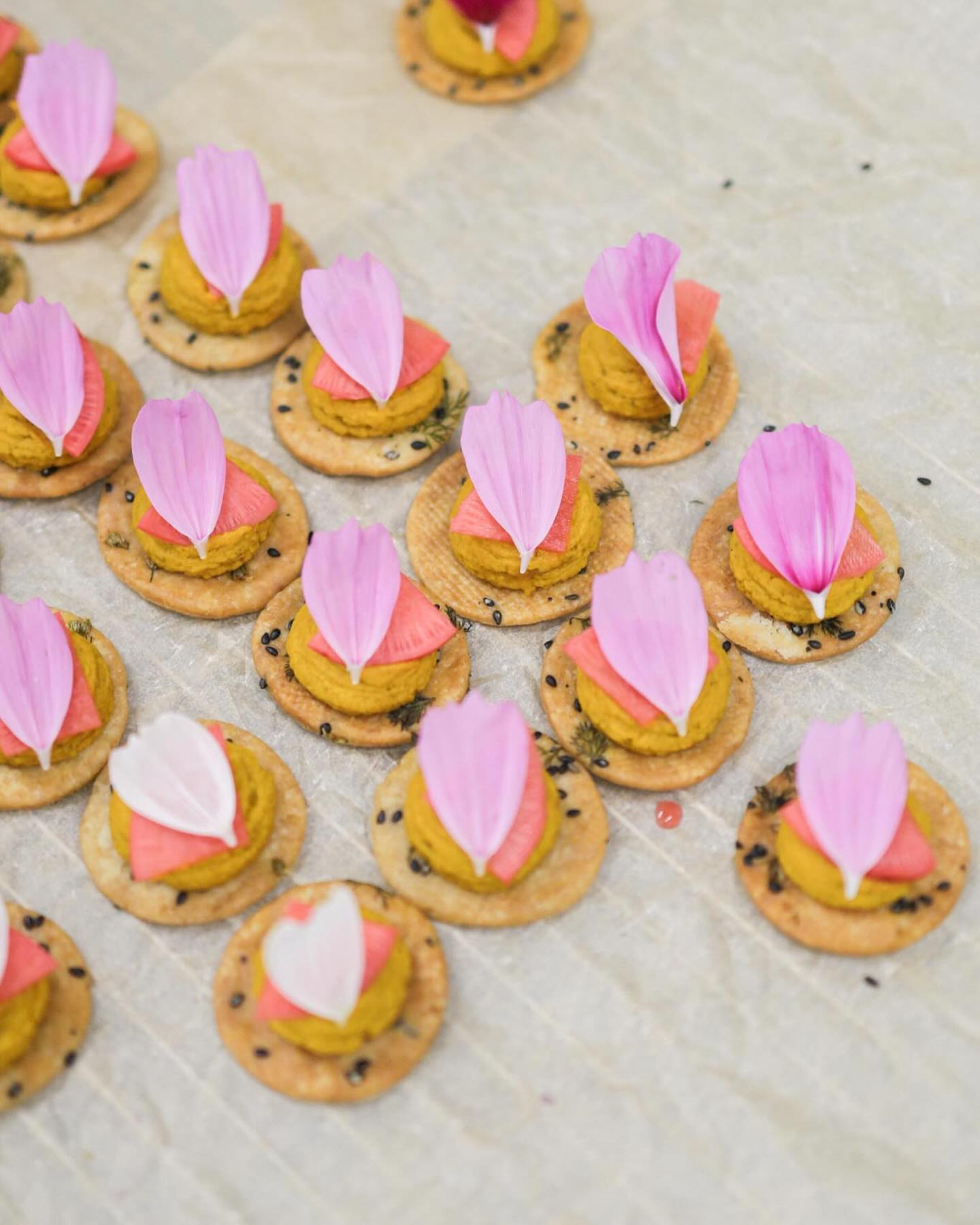 De la COULEUR pour le mariage de G&W à Brest le week-end dernier ! Avec en plus le retour du soleil, c’était parfait !
Et puis bien sûr les merveilles de Mélanie @desherbes_auxfleurs très raccord avec la décoration 🌸
〰️
Vous êtes plutôt team couleur ou moody vous ?! 😊
#mariage #traiteurmariage #mariagefinistere #mariagebretagne #traiteurmariagebretagne #semarierenbretagne #mariagecolore #mariageresponsable #mariagegreen #mariagevegetal #mariagevegetarien #mariagevegan #mariageveganetzerodechet #fleurcomestible