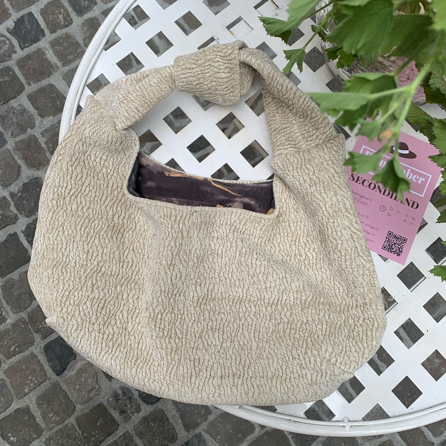 The first handbag #woolensky from the REmember collection is now available in our store 🌥️
Made only with secondhand fabrics, partially sourced from the amazing material paradise @offcutzuerich 🧵 Handmade in the heart of Zurich 💙🤍
#secondhand #vintage #zurich #slowfashion #sewing