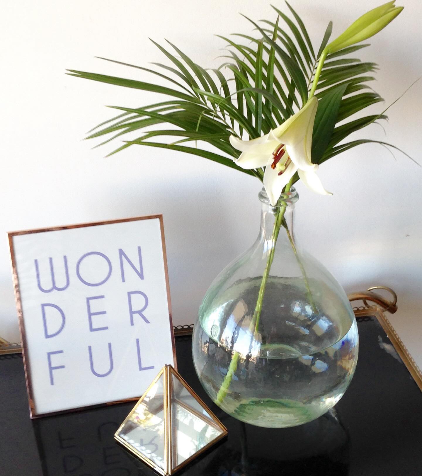 đ The 5 Elements you will find in our Feng Shui Toolbox
Water, Wood, Fire, Earth, and Metal: each of these elements represent a distinct quality or stage of the vital energy we call Qi.
They interact with one another in productive, destructive and draining cycles. Think wood feeding fire, or metal chopping wood.
In Feng Shui we use these 5 elements (as well as their associated colors and shapes) to balance the flow of Qi in your space
Follow us for weekly tips!
đ«đ· Les 5 Ă©lĂ©ments de notre boĂźte Ă outils Feng Shui
Lâeau, le bois, le feu, la terre et le mĂ©tal: chacun de ces Ă©lĂ©ments reprĂ©sente une qualitĂ© ou Ă©tape distincte de lâĂ©nergie vitale que nous appelons le Qi.
Ils interagissent entre eux dans des cycles de production, destruction ou affaiblissement. Pensez au bois qui nourrit le feu, ou au métal qui coupe le bois.
Dans le Feng Shui, on vient utiliser ces 5 éléments (ainsi que les couleurs et les formes associés) pour harmoniser la circulation du QI dans votre espace.
Suivez-vous pour des conseils hebdos!