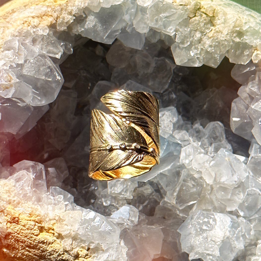✨Diamond feather ring✨
☀️La bague plume diamants, un symbole de légèreté et d’élégance. À travers les années, ce bijou intemporel a su capturer l’essence d’une beauté délicate et raffinée. Une rétrospective sur une pièce qui incarne à la fois le passé et le présent, en nous rappelant que certaines créations sont faites pour traverser les époques.
✨
The feather diamond ring, a symbol of lightness and elegance. Over the years, this timeless piece has captured the essence of delicate and refined beauty. A retrospective on a creation that embodies both the past and the present, reminding us that some designs are made to stand the test of time.
•
•
•
#feather #diamond #amerindien #plume #jewelry #amerindian #handmadejewelry #love #indiana #schadejewellery #artjewellery #modeledepose #paris #madeinfrance #montmartre