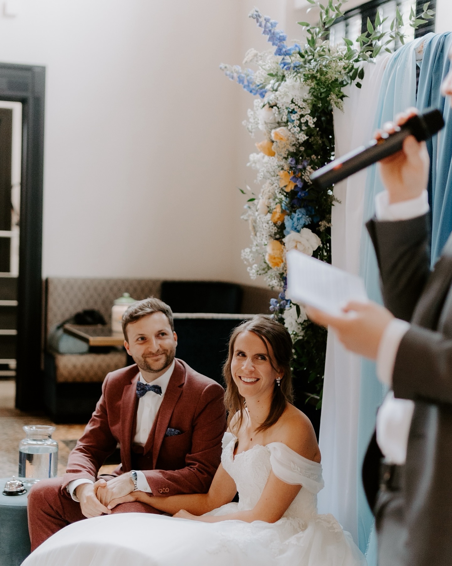 Flabbergasted.
Dat woord heeft een plaatsje in mijn top tien van favoriete Engelse termen. Ik kwam nog niet vaak in een situatie waarin ik het kon gebruiken. Tot vandaag. Want die ceremonie van J&J , daar moet ik toch nog eens even iets over kwijt.
Ik was het. Flabbergasted door die ceremonie van @elephant.inaroom. Al zou Emiel waarschijnlijk een nog beter Nederlands equivalent verzinnen om mijn exacte gevoel bij die ceremonie te omschrijven. Ik werd lichtjes weggeblazen door de manier waarop hij zijn woorden wist te kiezen, door de exact juiste balans tussen emotie en plezier. Een ceremonie die aan elkaar geregen werd door details en kleine anekdotes. Interactief en toch intiem. Het gevoel: dit is exact hoe een ceremonie hoort te zijn.
Dus voilà, dit is even een spotlight op de ceremoniespreker, want zelf zet hij enkel het koppel in de spotlights. Ga die man boeken.
(Ohja, ik schreef eerder ook al eens een ode aan livemuziek op een huwelijk. En dat maakte ook hier weer dat de puzzel perfect was. Dus zéker ook even een eervolle vermelding voor @the_scent_of_roses_music)
Planning & styling @seasonsoflove.weddings
Locatie @lariva_antwerp
Fotograaf @sofievh_fotografie
Ceremonie @elephant.inaroom
Livemuziek @the_scent_of_roses_music
Bloemen @lieselotsofflowers
Lovebirds @judith_gerets en @jorenproost
#huwelijksceremonie #trouwceremonie #ceremoniespreker #livemuziekhuwelijk #trouwenin2025 #trouwenin2026