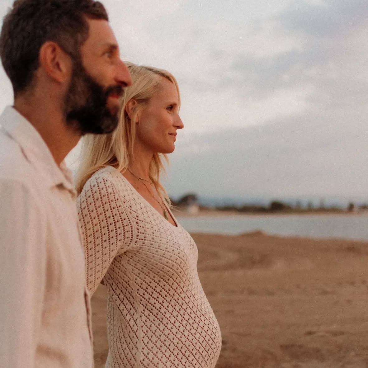 Le regard vers l'avenir,
Sans oublier le passé,
Et ne faire que danser,
Dans l'instant incertain,
Que nous tenons émerveillés,
Dans le creux de nos mains.
Si la vie nous transforme alors Ozâme deviendra cet espace d'intimité où tout peut se renouveler....
Avec amour,
Marine & Jérémy