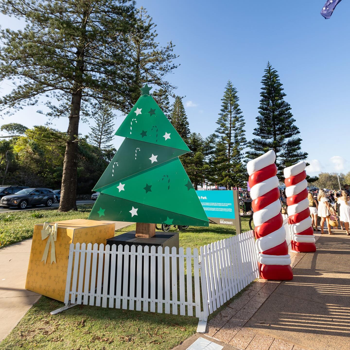 This may come as a shock but there are only 96 days til Christmas! Here’s a look back at the annual @cityofgoldcoast Cooly Carols where we delivered holly, jolly oversized decorations throughout Queen Elizabeth Park 🎅🏼🎄