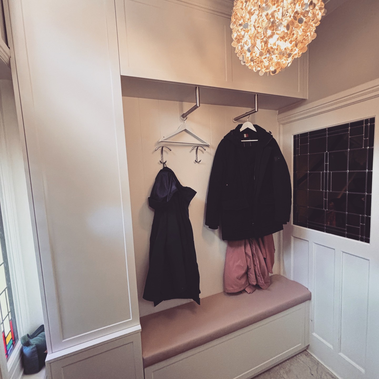 Mooie kast weer! De deuren zijn gemaakt van MDF en gespoten in een witte kleur. Het kussen is bekleed met vinylbekleding van Vescom, die waterafstotend is en dus ideaal voor wanneer je jas nog nadruipt na een hevige regenbui.