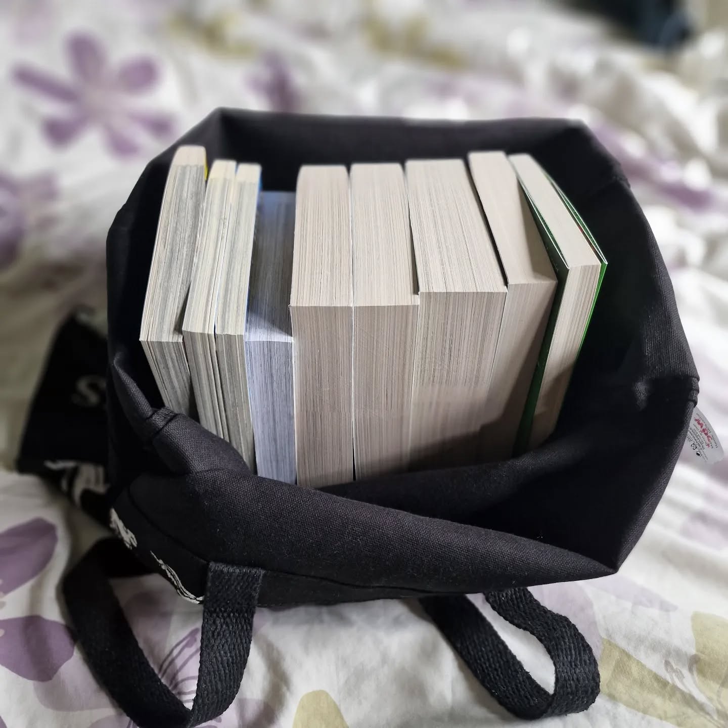 Been reflecting a lot these past few weeks and trying to get myself back into the swing of 'doing life'. Managed to schedule a lot of reviews for the website and having more fun just existing in that space. Don't forget to check out the site for all new reciews, link in the bio 💛✨️
🎶 : junk of the heart - The Kooks
📺 : 💛➡️🚪
#bookreview #bookstagram #books