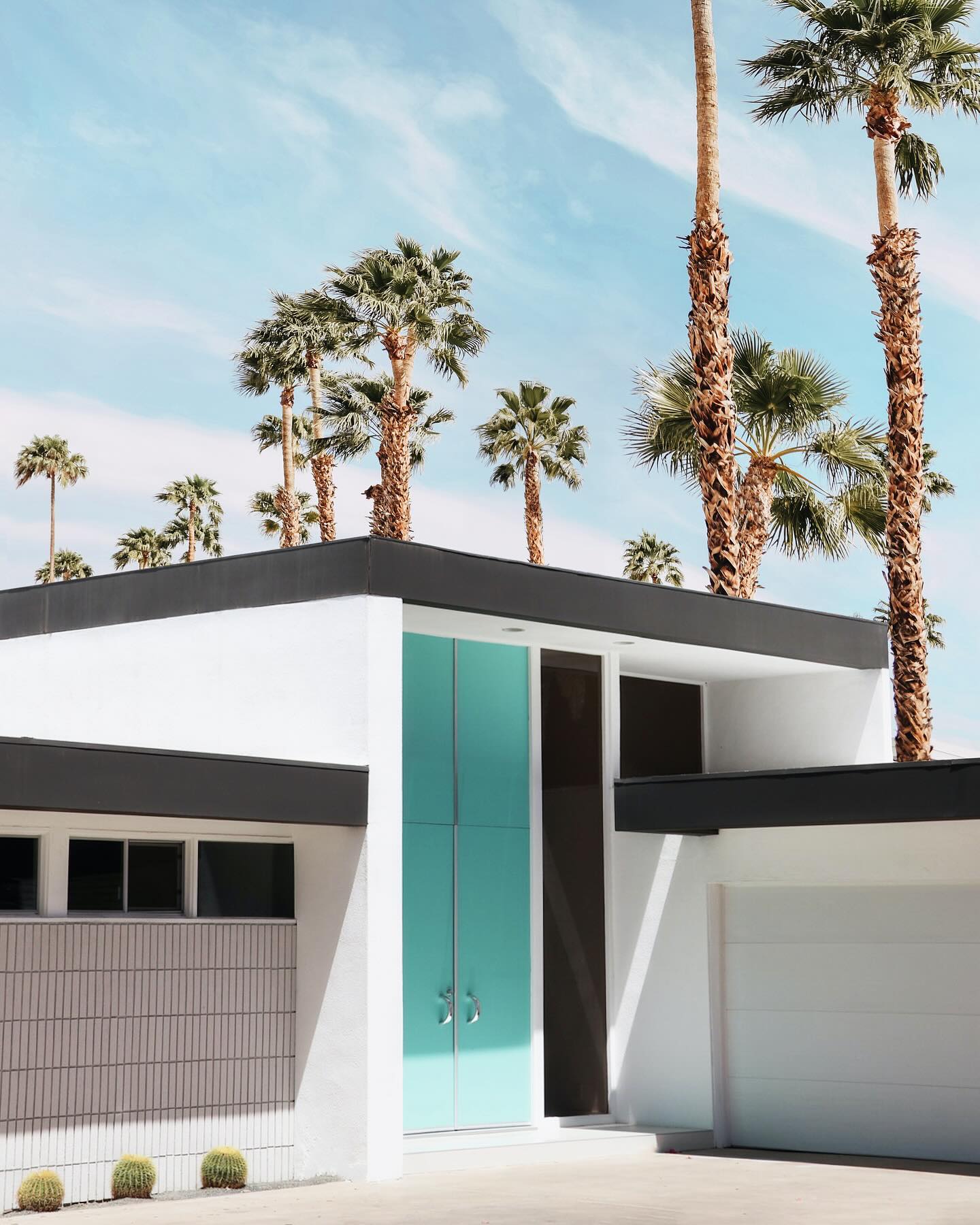 Endless sunshine, desert vibes, and palm trees as far as the eye can see 🌴✨ Life at Palm Springs is a dreamy escape where every moment feels like golden hour. From vibrant art scenes to retro charm, this oasis is the perfect blend of relaxation and adventure.