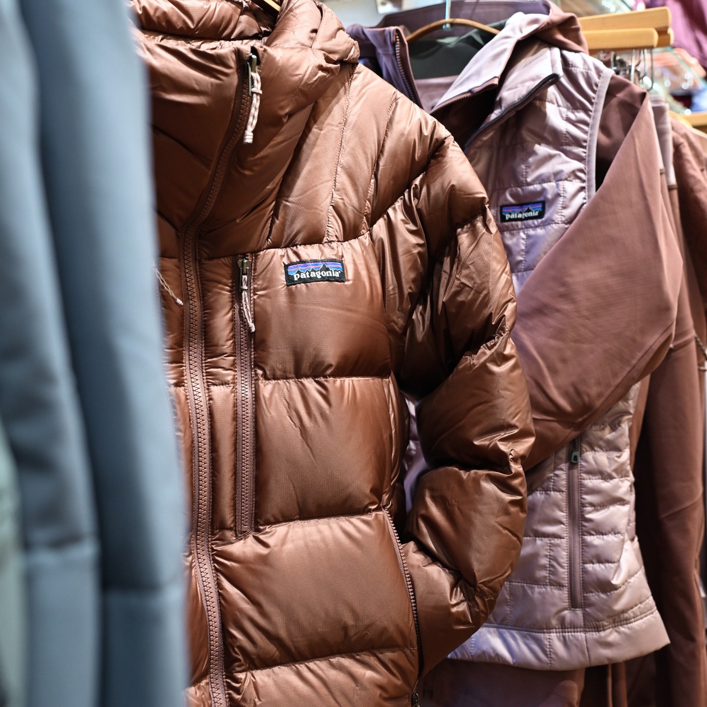 Die neue Winterkollektion von Patagonia ist da! ❄️
Entdecke jetzt die Highlights der Saison – warme, stylische und bequeme Mode für die kalten Tage. Alles was du brauchst, um stylisch und gut geschützt durch den Winter zu kommen.