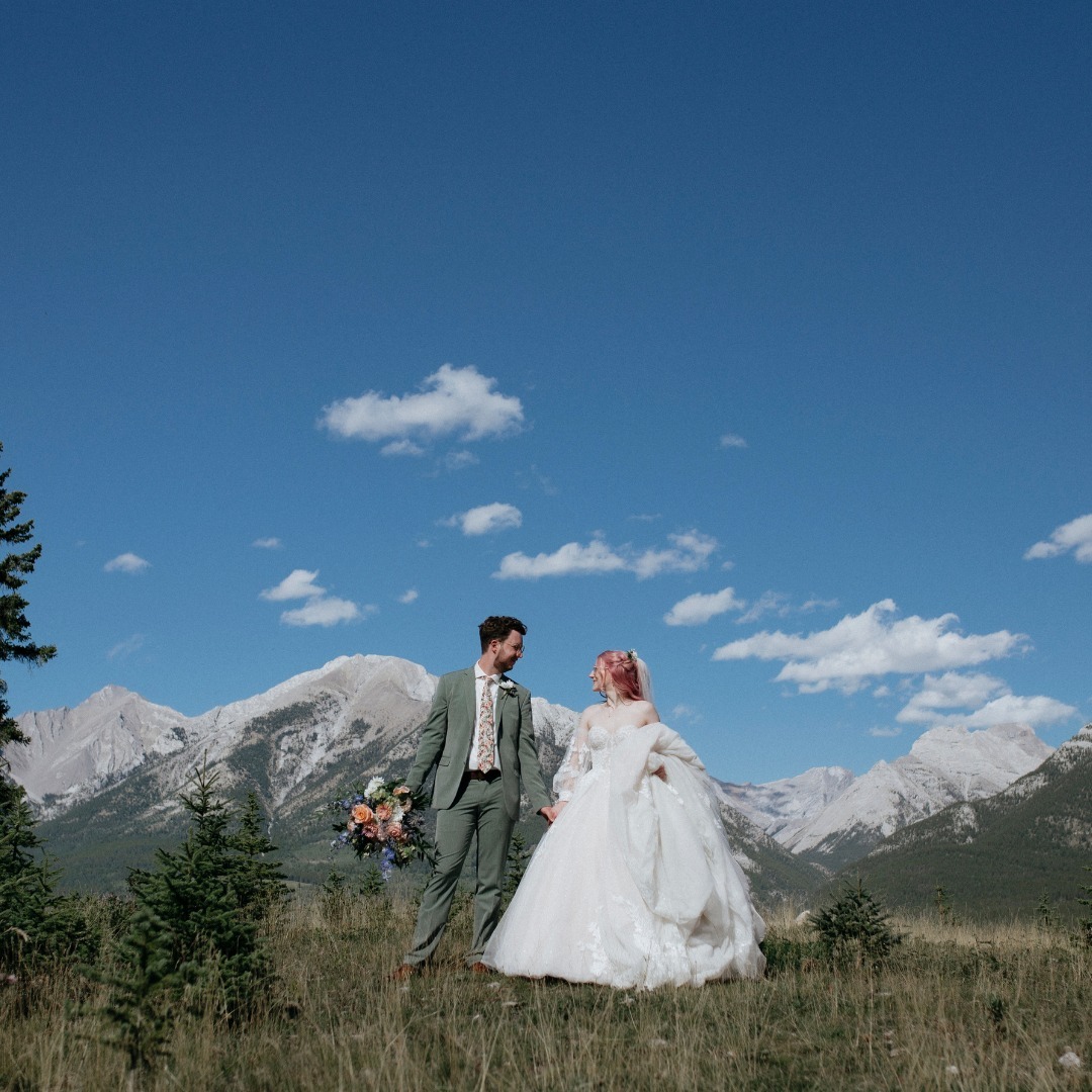 Tess & Andrew's Best Day PART ONE ☝🏻✨
A few of my fav moments:
- grandad helping Andrew get ready
- that random guy in the background with a surfboard (iykyk)
- Tess' shoes and dressssss
- a surprise spicy book followed by a first look and private vows
- a bumble bee stopping by to say hi
This Day. This Couple. This group of people. Wowwee wowwee my heart is bursting.
More Soon <3
_____
// Vendor Love
Photographer: @kanderphoto
Bridesy Babe: @tess_kretzer
Groom: @kre.tzer
HMU: @mountainbeauties
Dress: @martinalianabridal
Groom Suit: @mooresclothing
Rings: @etsy (gracegemsau) & @mejuri
Florals (bouquets & boutonnieres): @calliaflowers
Florals (arrangements & centrepieces): @alpineblooms.ca
Venue / Catering: @creeksidevillacanmore
_____
| Canmore Wedding | Edmonton Wedding Photographer | Mountain Bride | Creekside Villa Wedding Venue Canmore | Alberta Wedding Photography |