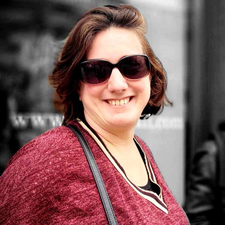 C'est une phrase banale en apparence et pourtant, j'ai l'impression de l'avoir toujours entendu dans ma vie en bruit de fond :
💰“Le temps, c'est de l'argent” 💰
Je l’ai encore entendue l’autre jour, et je me suis rendu compte que cette croyance influence profondément notre rapport au temps... et à l’argent.
Et vous combien de fois l'avez-vous entendu ?
Est-ce que celle-ci vous a influencé ?
En fait, avant d'être licencié, c'était une phrase très présente dans ma vie pro au nom du principe de la productivité.
Quand j'ai été licenciée, je me suis retrouvée face au temps, à ma productivité et donc à ma propre valeur.
Pour la 1ère fois de ma vie, j'avais du temps. 🎁
Ce temps était synonyme de vide immense dans ma tête.
Et dans ma tête encore une fois, vide = ANGOISSE !
Et, pour être honnête, j’ai eu peur.
Peur du vide.
Peur du temps.
Peur des possibles.
Avoir du temps, c’est effrayant, non ? 😱
Ça te pousse à te poser des questions, à sortir de ta zone de confort, à affronter ce que tu évitais.
Mais quelque chose d’incroyable s’est produit quand j'ai accepté ce vide. Au lieu de le fuir, je l'ai embrassé. 🤗
J’ai appris que le temps n'avait rien à avoir avec l'argent et pourtant que c'était là la plus grande richesse. Alors, oui, cela est très bateau dis comme ça, mais j'assume car c'est tellement incarné en moi que je le dit aussi simplement que ça : "Le temps est notre plus grande richesse." ❤️
Hier est passé, demain est incertain.
✨ Seul le moment présent existe. ✨
Et si, à partir de maintenant, nous voyions le temps non pas comme une monnaie d’échange, mais comme un trésor à savourer ? Être pleinement présent à ce qui compte vraiment.
Voilà, le leitmotiv de ma vie depuis plus de 4 ans maintenant.
👉 Tu veux explorer ton propre rapport au temps ?
Je t’invite à rejoindre mon atelier sur l’équilibre entre vie pro et vie perso. Ensemble, nous découvrirons comment aligner ton temps sur ce qui compte vraiment pour toi. Intéressé(e) ?
👉 Lien dans ma bio pour s'inscrire !
#premierpas #jefaismonpremierpas #letempscestdelargent #argent #momentpresent #lorouxbottereau #vignoblenantais #ateliernantes #entrepreneur #entrepreneurnantes