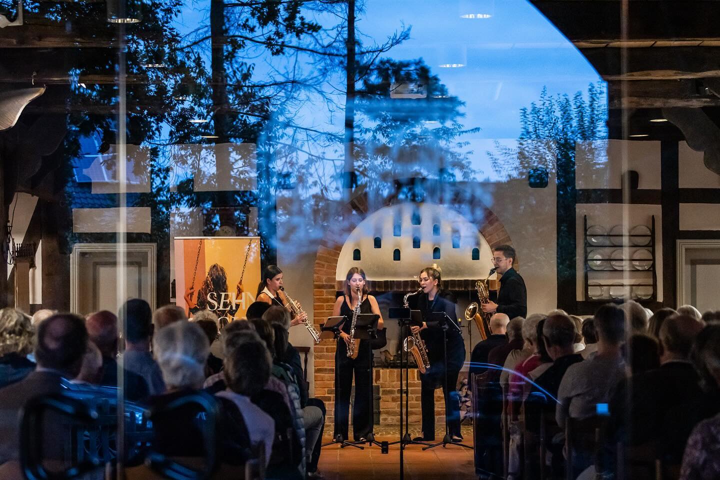 Fond memories of a lovely evening at Celler Sommerkonzerte✨
Thank you Séverine and Knut for the invitation and wonderful organisation!
📸: @helgekrueckeberg
#saxophone #saxophonequartet #classicalmusicians #classicalmusicfestival #germany