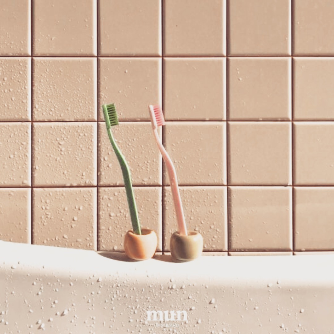 Visste du att din tandborste kan ha över 10 miljoner bakterier? 🦠 Förvara den alltid upprätt och låt den lufttorka – undvik att ställa den i badrumsskåpet där bakterier växer snabbare. Håll din tandborste och munhälsa fräsch! 🦷💧
#Munhygien #FriskLeende #muntandvard