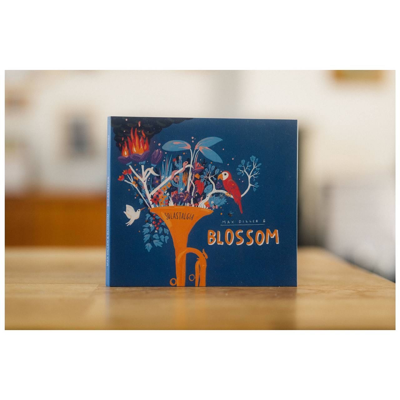 {Engl. below}
Heute erscheint Solastalgia, das erste Album meiner Band Blossom auf allen Plattformen und auf CD und Vinyl.
Für das Album, hab ich mich mit dem Thema Solastalgie auseinandergesetzt, ein Begriff, geprägt von dem Naturphilosophen Glenn Albrecht, der beschreibt, wie Menschen das Gefühl empfinden, wenn sie die Zerstörung und Veränderung ihrer Heimat durch menschengemachte, ökologische Krisen miterleben. Gerade in den letzten Tagen hat dieser Begriff leider nochmal eine tragische Aktualität erfahren.
Ich habe mich versucht dem Thema aus verschiedenen Blickwinkeln zu nähern und sowohl dem Gefühl von Schwermut Raum zu geben, als ihm auch getreu unserem Bandnamen eine Spur von Aufblühen und Aufbruch entgegen zu setzen.
Hört mal gerne rein!
Es gibt auch eine sehr kleine, limitierte Auflage an CD‘s und Vinyls, die ihr über meine Bandcamp-Seite bestellen könnt. (Link in meiner Bio.)
@lukas.c.diller - Altsax/Bassclr/Flt
@fabian_.adams - Tenorsax/Bassclr
@marcusdelevine - Bass
#timgerwien - Drums
Vielen Dank an @houtrecords und @initiativemusik für den Support!
Artwork: @annaluiserother
Recorded 06/23 Castle Studios Röhrsdorf by Peter Junge & Arno Jordan
Mixing & Mastering: Werner Angerer
—-
Today Solastalgia, the first album of my band Blossom is released on all platforms and on CD and vinyl.
For the album, I explored the topic of solastalgia, a term coined by the natural philosopher Glenn Albrecht, which describes how people feel when they witness the destruction and change of their home due to man-made ecological crises.
I have tried to approach the topic from different angles and to give space to the feeling of melancholy as well as to counter it with a trace of blossoming and new beginnings, true to our band name.
Have a listen!
There is also a very limited edition of CD’s and vinyls that you can order via my Bandcamp page. (Link in my bio.)
——————————-
Gefördert durch die Initiative Musik gemeinnützige Projektgesellschaft mbH mit Projektmitteln des Beauftragten der Bundesregierung für Kultur und Medien auf Grund eines Beschlusses des Deutschen Bundestages.
——————————
#blossom #solastalgia #albumrelease #houtrecords