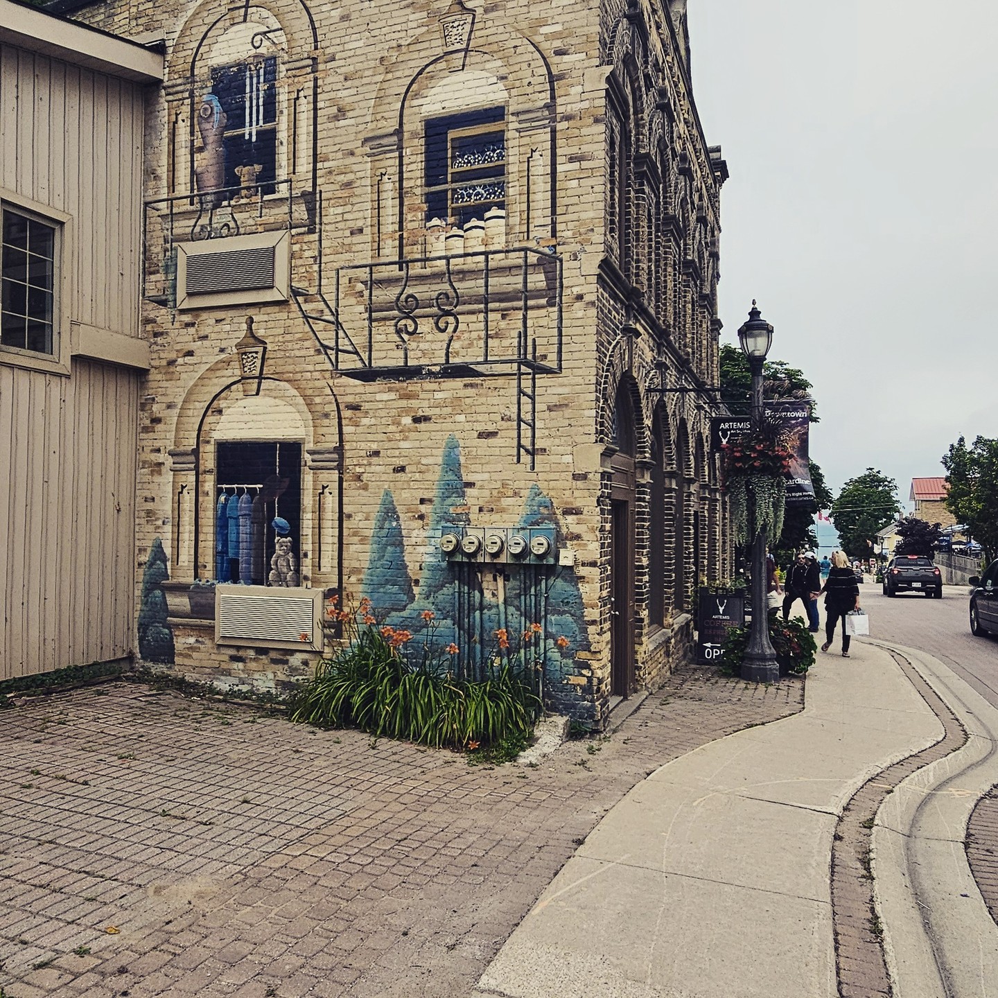 🏛️ Discover the Historic Charm of Kincardine, Ontario 🏛️
Step into a town where history meets the shore! 🌊 Kincardine is more than just a beautiful beach destination — it’s a place rich in heritage, culture, and traditions that go back centuries. From the iconic Kincardine Lighthouse, built in 1881, to the heritage homes and the vibrant Scottish roots, there’s a story around every corner waiting to be uncovered. 🇨🇦🛶
✨ Highlights include: • The Phantom Piper, serenading the town from atop the lighthouse at sunset 🏴🎶
• The Heritage Walking Tour, where you can explore preserved 19th-century buildings 🏠
• Scottish festivals celebrating the town’s roots with music, food, and community spirit 🎻
Kincardine is the perfect place to dive into Ontario’s past while enjoying modern attractions like our stunning beaches and local dining. Come for the history, stay for the unforgettable experiences. 🌿📜
📍Plan your next Ontario getaway to Kincardine — where tradition and beauty come together!
#ExploreKincardine #OntarioHistory #HistoricOntario #KincardineHeritage #CanadianHistory #OntarioTravel #VisitOntario