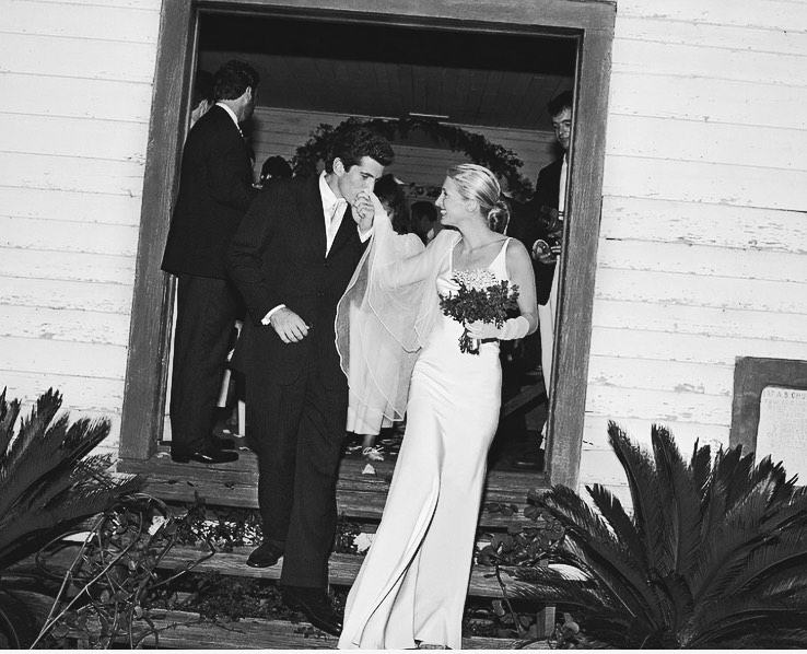 THE wedding dress inspiration. #1996 #cbk #carolynjeannebessette #carolynbessettestyle #carolynbessette #cbkstyle #carolynbessettekennedy #weddingday #weddingdress #jfkjr