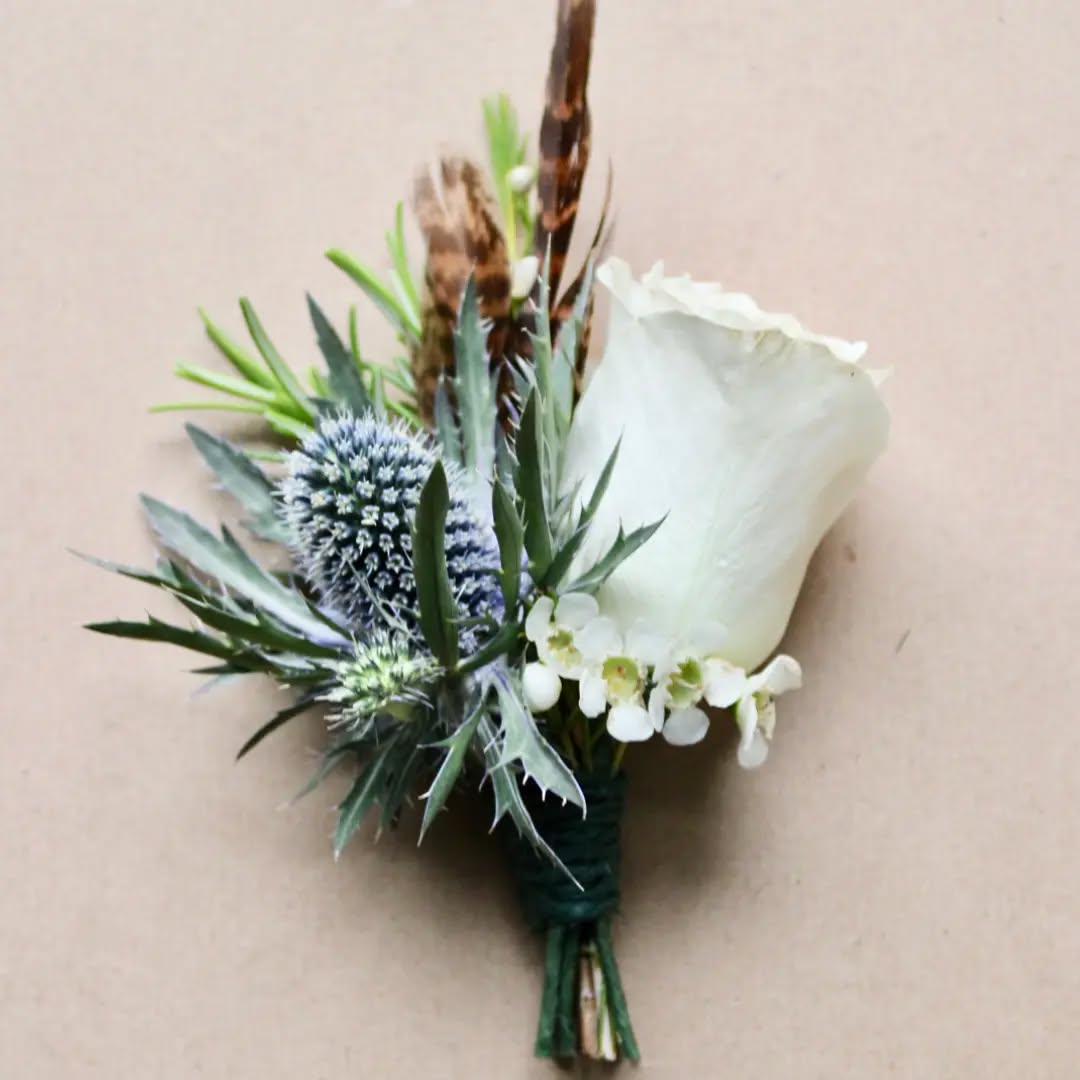 It feels as if autumn is here. Here's a wee buttonhole from yesterday's beautiful wedding at Dalhousie Castle #thestockbridgeflowercompany #dalhousiecastlewedding #dalhousiecastle #autumnalbuttonholes #autumnalwedding #pheasantfeathers #pheasantfeatherbuttonhole #thistlebuttonhole #scottishbuttonholes #scottishcastlewedding
