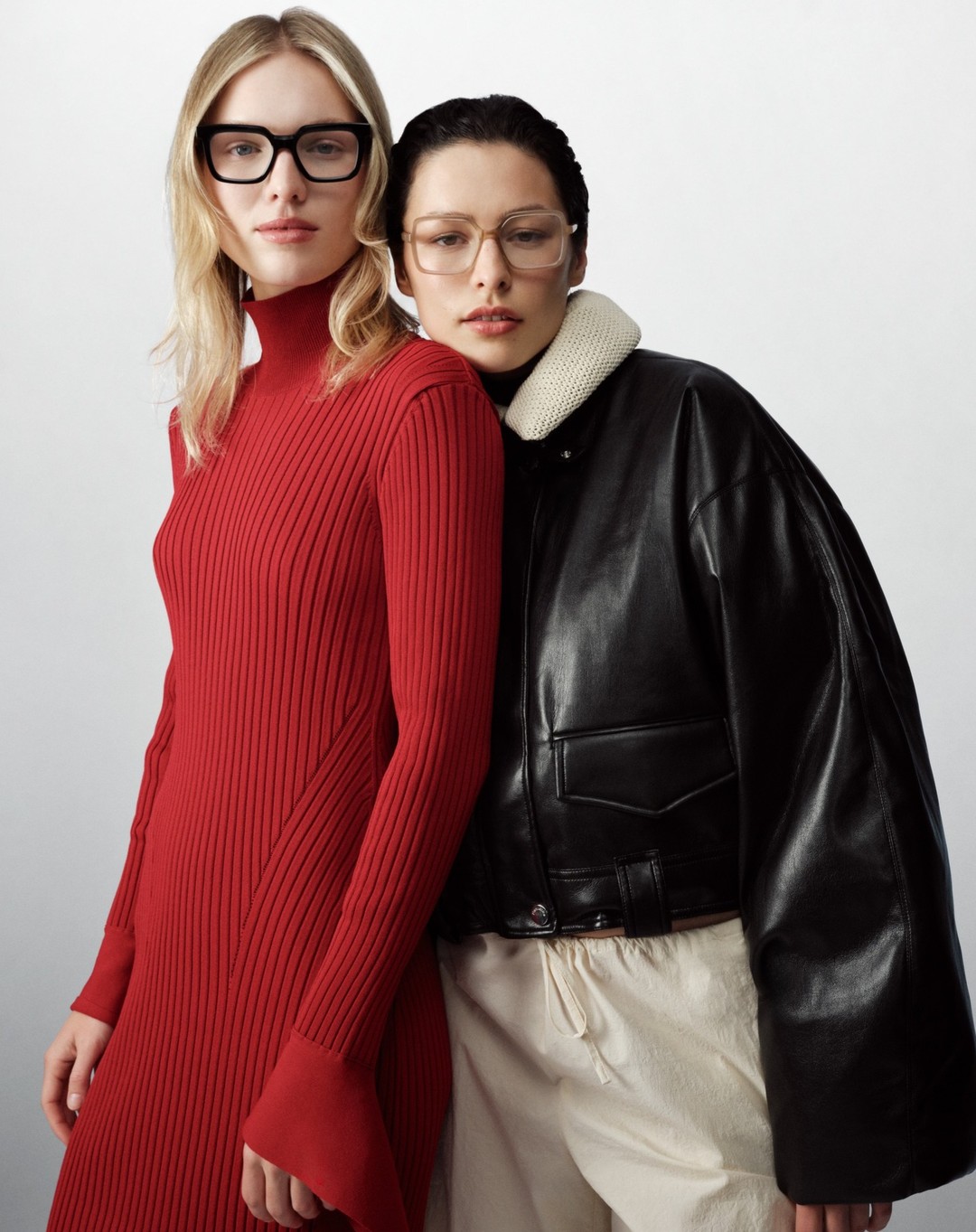 Vanguard Collection by @gigistudios
Where sophistication meets a fashion-forward attitude.
The new additions to the Vanguard Optical and Sun collections stand out for their unique gradient acetates, crafted through numerous trials, necessary to achieve the perfect shades.
Featuring a color palette in earthy and ochre tones, the models capture the essence of Fall and Winter, including subtle highlights that enhance the design.