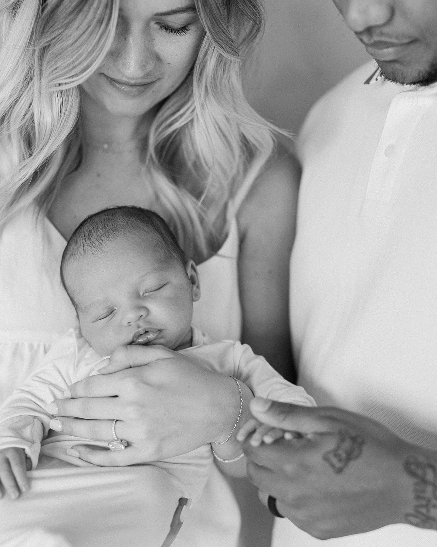 🤍🩶🤍🩶🤍
#lifestylenewborn #dallasnewbornphotographer #dfwnewbornphotographer #dentonnewbornphotographer #blackandwhitephotography