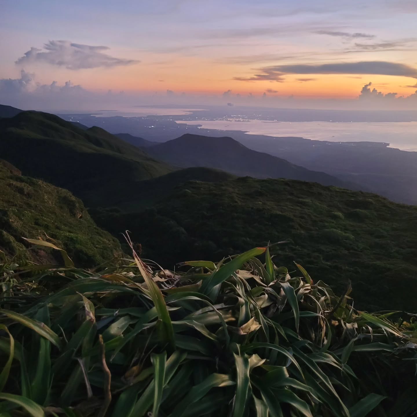 **Que faire lorsqu'il n'y a pas de vent en Guadeloupe ?** 🤔🌴
Pas de vent pour le wingfoil ? Pas de souci ! C'est l'occasion parfaite pour une aventure différente : l'ascension de la Soufrière au lever du soleil. 🌋☀️
Partez tôt le matin (3h30!), grimpez à travers la forêt tropicale et atteignez le sommet pour admirer un spectacle unique : le soleil qui se lève sur les îles environnantes. 🌄 Une vue à couper le souffle qui récompense l'effort !
Un incontournable pour se connecter à la nature et vivre la magie de la Guadeloupe sous un autre angle. 🌿✨
Qui tente l'expérience ? 💪👟
#Guadeloupe #AventureNature #Soufrière #SansVent #LevéDeSoleil #Guadeloupe #antilles #caribbean #sunrise