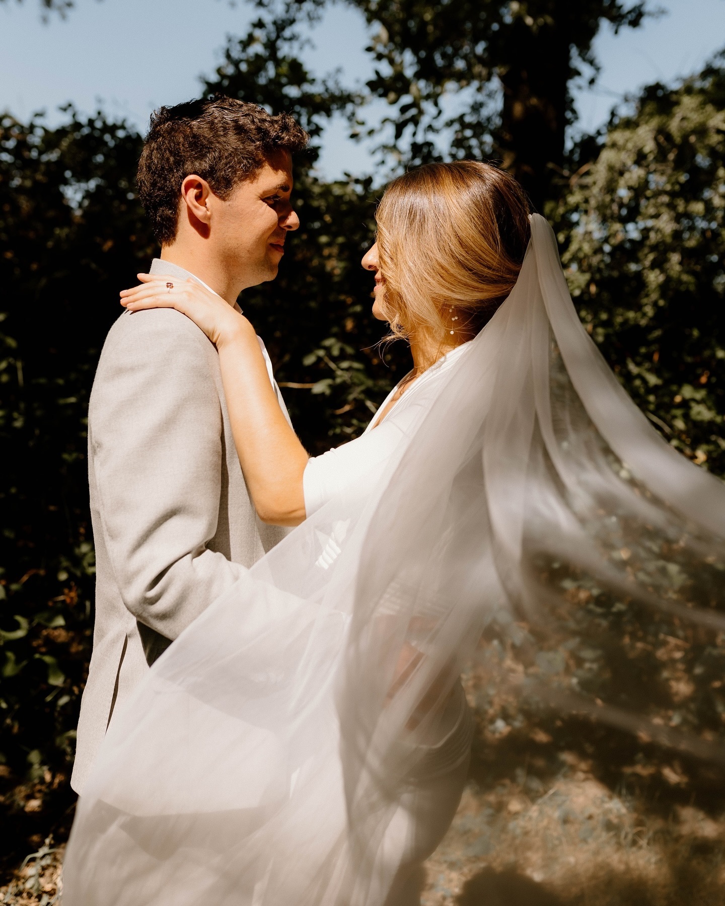 Geen inspiratie voor je geloften? This is how you start.
Hou van zodra je verloofd bent ideeën bij in een notitie op je telefoon. Leuke dingen die jullie samen doen, iets waar je heel erg om moest lachen, typische fratsen die je partner uithaalt, the little things die je doen beseffen dat je hem/haar écht graag ziet, en misschien ook wel een terugkerende frustratie hier en daar 😉.
Als het dan tijd is om aan je geloften te beginnen schrijven, heb je inspiratie genoeg om uit te putten.
Foto @sofievh_fotografie
#huwelijksceremonie #trouwceremonie #geloften #huwelijksgeloften #vows #geloftenschrijven