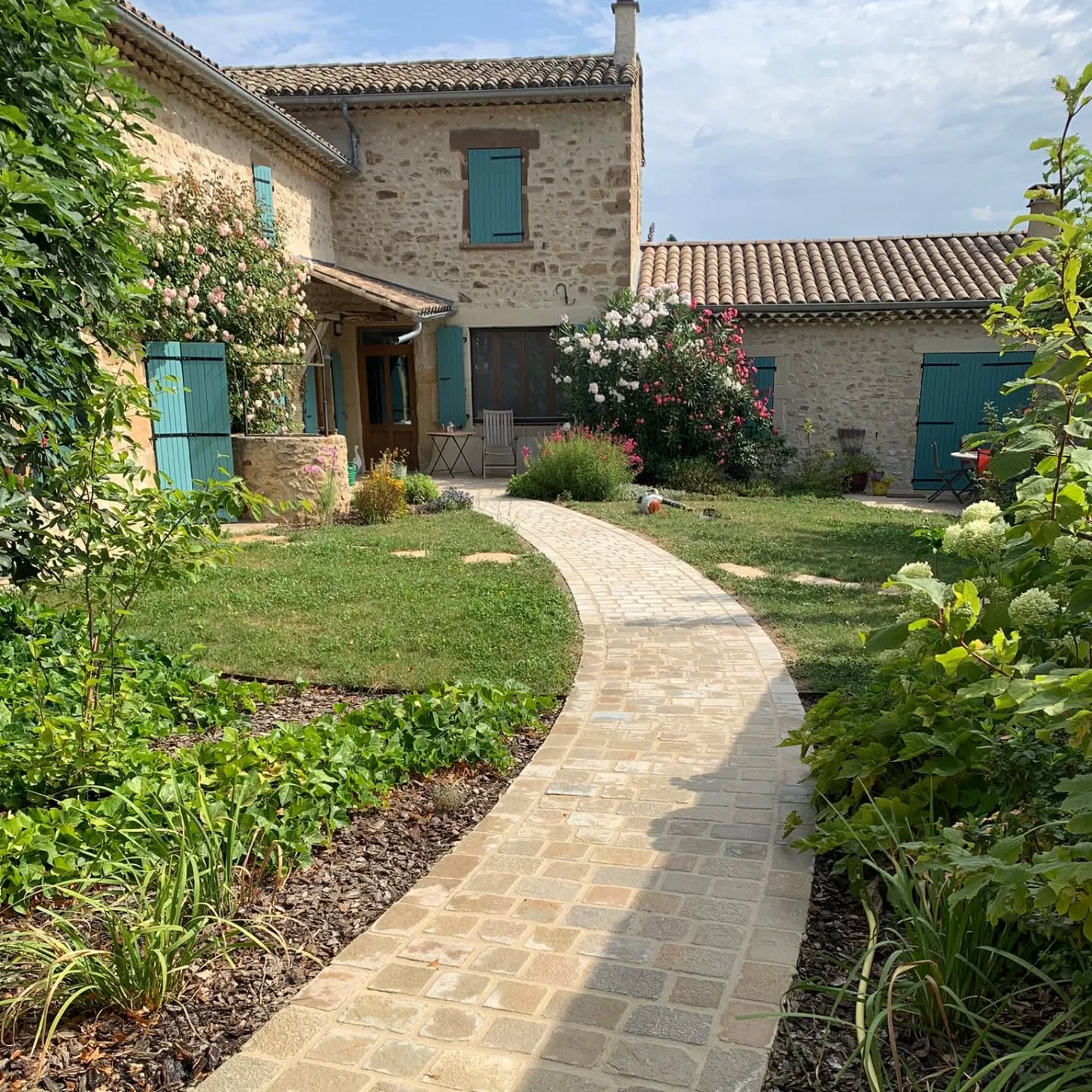 Une allée pavée en pierre naturelle pour mener à cette jolie bâtisse sur Eurre 🌿
Cette zone du jardin était entièrement en gravier avant notre intervention.
#valleedeladrome #biovallee #paysagiste #aoustesursye #jardin #drome