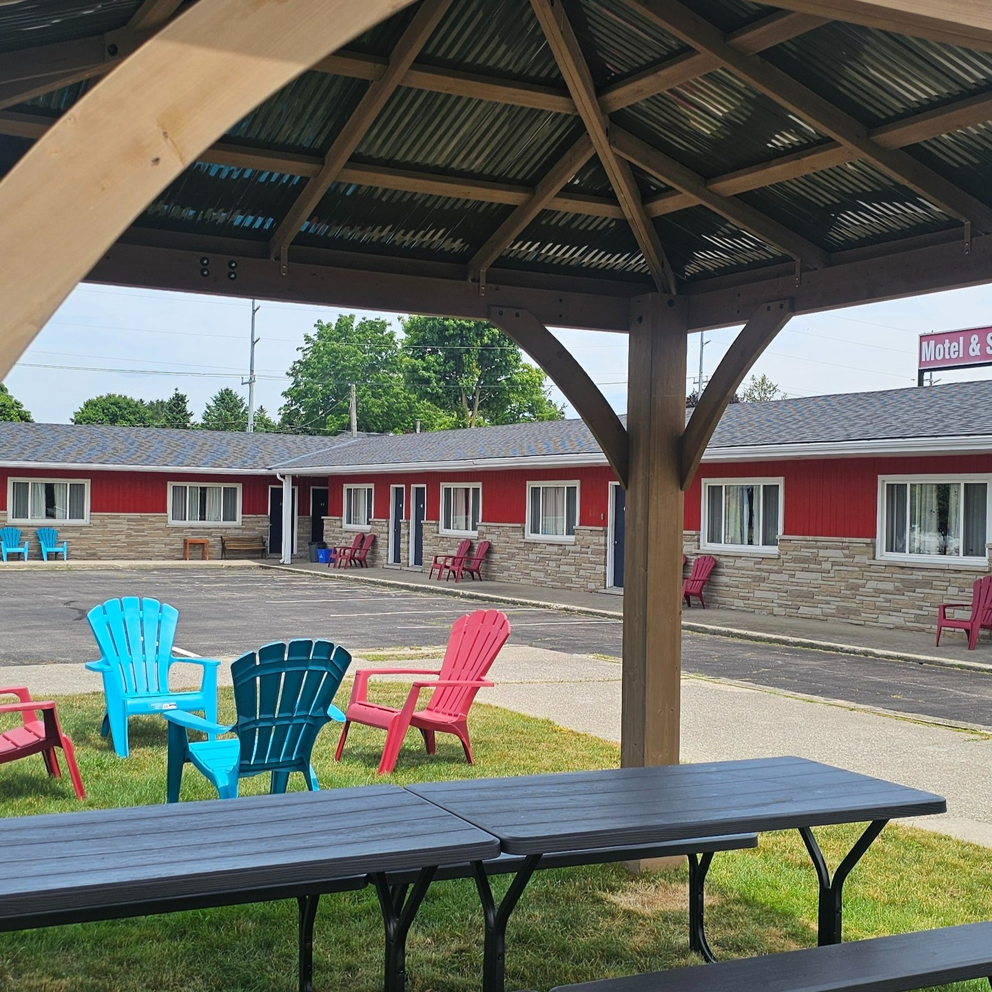 🌿 Unwind Outdoors at Maple Leaf Inn 🌿
It’s not just about our beautiful rooms — the outdoor spaces at Maple Leaf Inn are designed to make your stay even more memorable! Whether you're looking to relax or make the most of the warm weather, we’ve got you covered. 😎✨
🍃 Outdoor Highlights: • Gazebo for peaceful moments with your morning coffee ☕
• BBQ area to grill up your favorites and enjoy a meal outside 🍔🔥
• Fire pit perfect for gathering around with family and friends as the stars come out 🔥🌙
• Lounge chairs to kick back and soak up the sun 🌞
• Picnic tables ideal for an outdoor lunch surrounded by nature 🥪🍃
So whether you're here for a relaxing retreat or an outdoor adventure, our outdoor amenities create the perfect setting for a getaway to remember. 🌸🌻
📍 Book your stay and enjoy all that Maple Leaf Inn has to offer, inside and out!
#MapleLeafInn #OutdoorLiving #BBQAndChill #FirePitNights #KincardineEscape #RelaxAndUnwind #ExploreOntario #KincardineStay