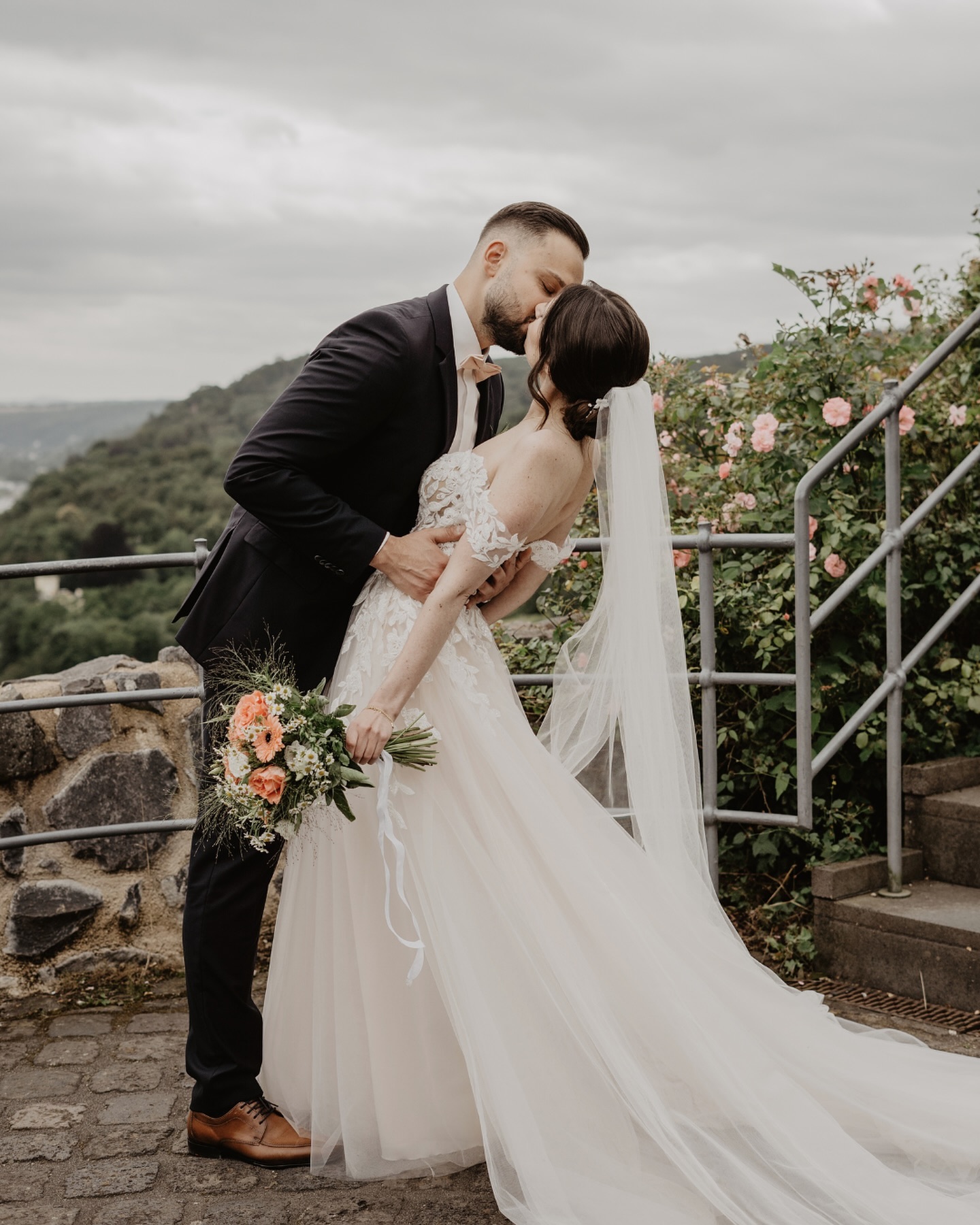 Eine wundervolle Hochzeit in Remagen am Rolandsbogen ✨ es war ein toller Tag mit super Stimmung und herzlichen Menschen 💭
Kleid: @brautbluete
Location: @rolandsbogen
Haare & Make up: @puderglueck_by_verena