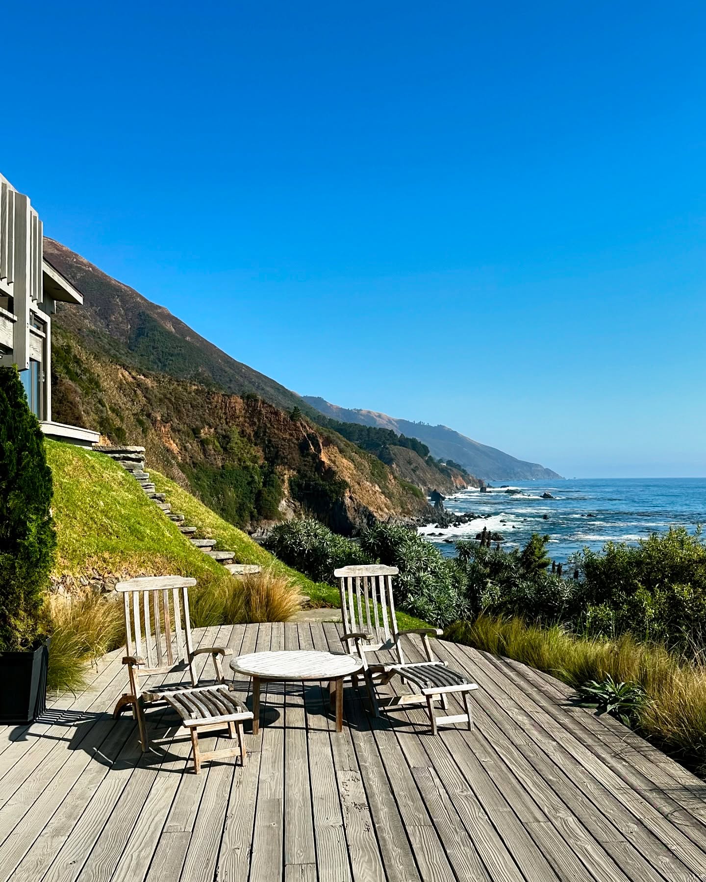 I spent the afternoon touring homes in Big Sur. The jewel of the tour was the Bien Sur estate along the coast. It was lovingly built over 16 years by its owners, and its 43 acres includes multiple guesthouses, a caretakers home, serene koi ponds, beautiful landscaping, a funicular (!), and a little to-die-for pilates studio with a view. Pure magic. Had my Powerball winnings come through this week, it would be my first big spend. Shall we visit together? I'm ready to go back. Offered at $21.5M by @truszkowskifreedman.