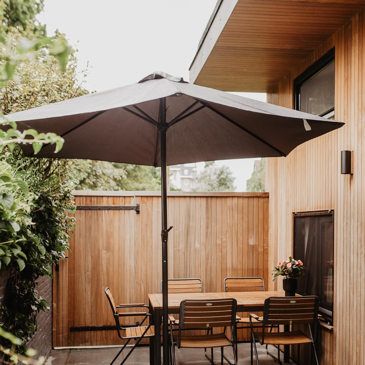 🌿✨ Tiny house living, maar dan groots in efficiëntie! Dit knusse huisje van slechts 30 m2 biedt ruimte aan 6 personen dankzij slimme, innovatieve oplossingen. Elke hoek is benut met duurzame materialen en oog voor detail. Van multifunctioneel meubilair tot ruimtebesparende opslag, alles is ontworpen om praktisch èn ontspannen te zijn. 🌱
Met zorg geselecteerde natuurlijke materialen zorgen niet alleen voor een stijlvolle uitstraling, maar dragen ook bij aan een kleine ecologische voetafdruk. 🌍 Minimalistisch, maar maximale leefcomfort!
#tinyhouse #tinyhouselife #duurzaamwonen #efficient #innovatie #tinyliving #ecologisch #design #designerlife #interiordesign #architecture #dezeen #archilovers #natural #comfort #cadzand #zeeland