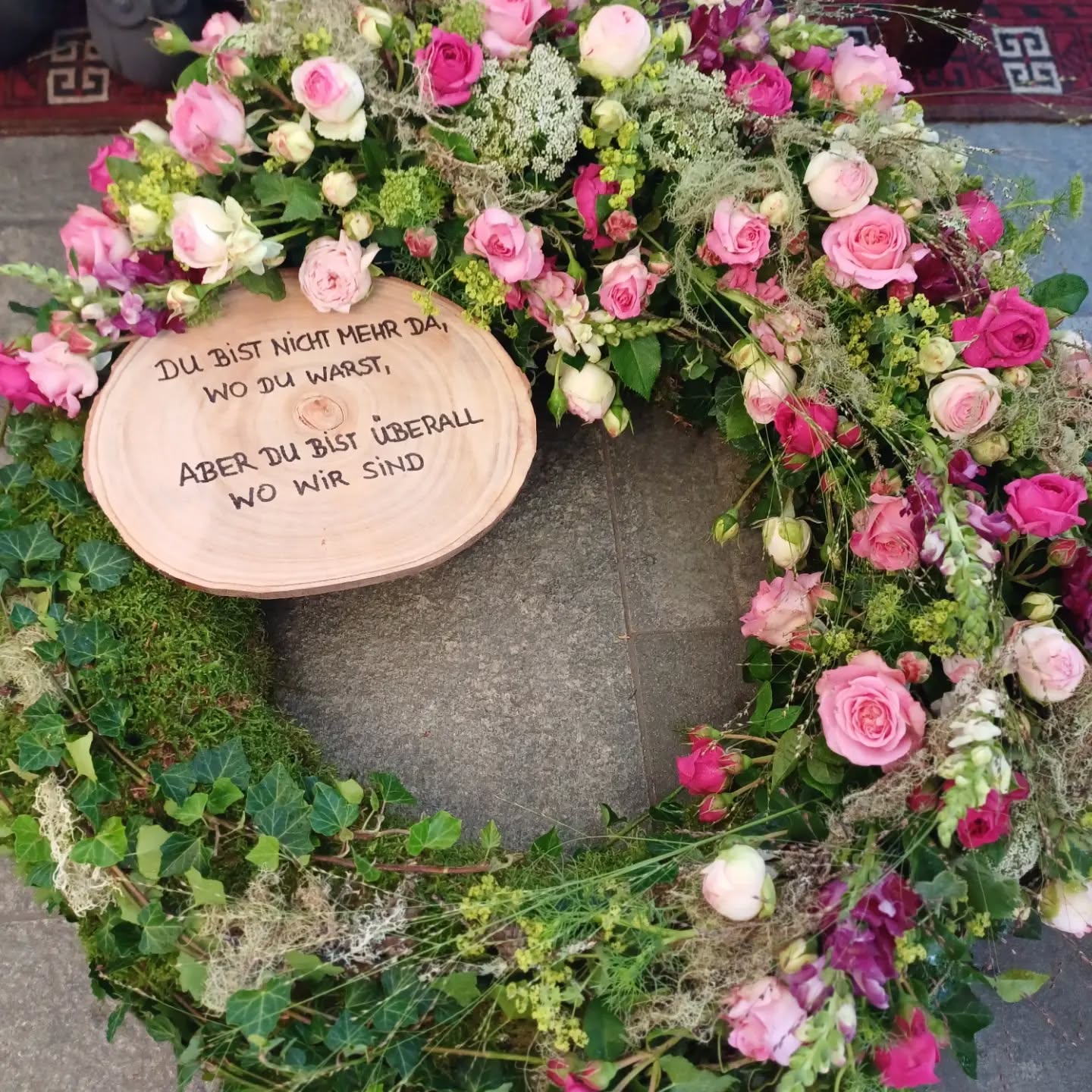 Würdevoller Abschied 🤍
#cityblumehdh #Trauer#Abschied#Liebe #Sommer#Rosen #Natur #Lavendel