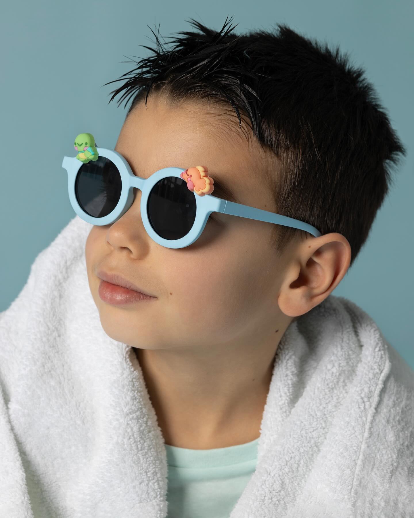 Las aventuras no se detienen con el fin del verano, y tampoco lo hace el estilo. 🌟✨ Las gafas Sumsun siguen siendo el compañero perfecto para los días soleados de otoño y para iluminar las mañanas más frescas. ¡Porque la diversión no tiene fecha de caducidad! 😎🕶️