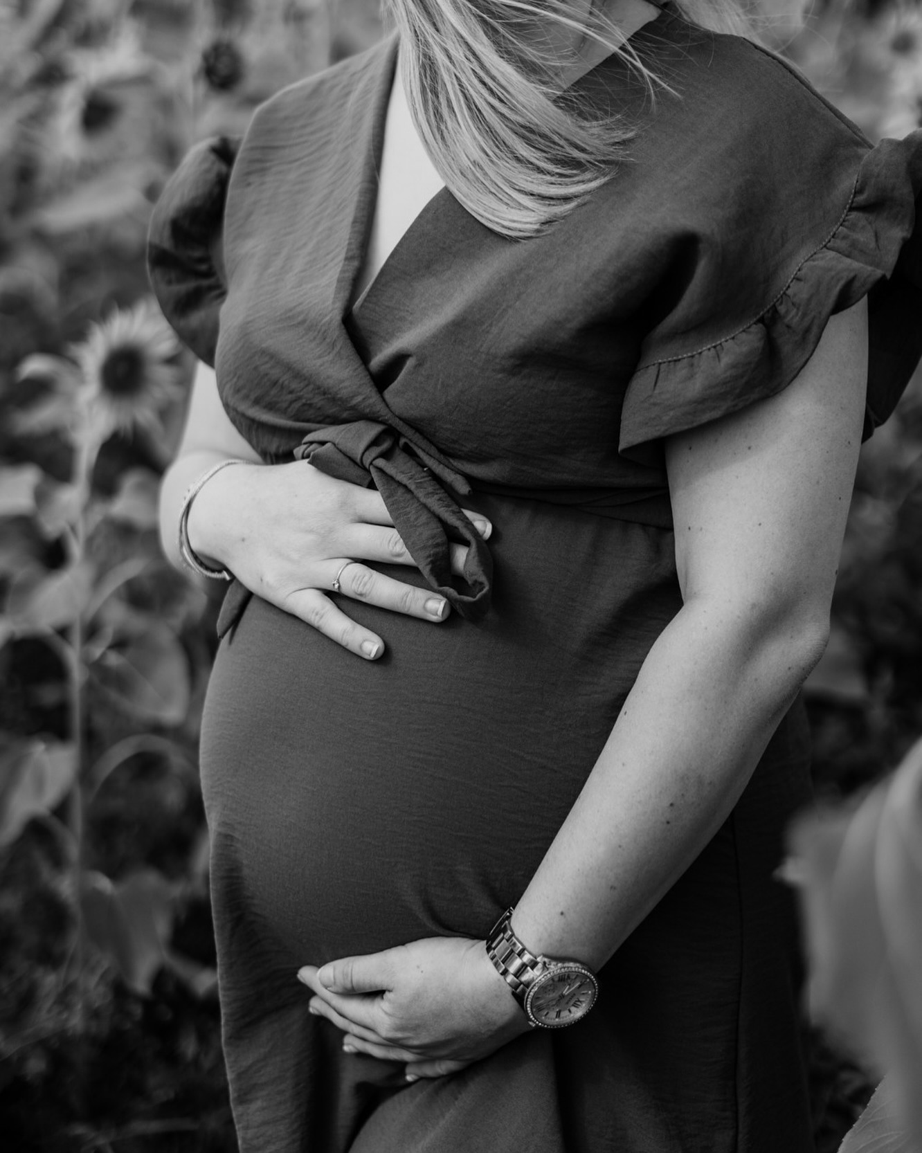 ZOVEEL MOOIS OM TE DELEN, MAAR ZO WEINIG INSPIRATIE OM IETS TE POSTEN // ๐ฅฒ
De afgelopen weken stonden weer propvol met shoots. Iets met nog even snel profiteren van de laatste nazomerse zonnestralen voordat de herfst aanbreekt. En die lijkt toch echt aanbroken te zijn ๐๐
De agenda staat iets minder vol en de komende weken kruip ik lekker weer in mijn edit-bubble om al het moois uit te werken en af te ronden voordat we midden oktober op vakantie gaan ๐
Komende tijd probeer ik weer meer te delen van al die leuke shoots die ik gehad heb. Maar voor nu moeten jullie het even doen met dit heerlijke beeld van de zwangerschapsshoot van @vlsterre
.
.
.
#zwangerschapsshoot #pregnancyshoot #zwangerebuik #lifestyleshoot #maturnityshoot #babybelly #fotograafzuidlimburg #fotograaflimburg #lifestylefotograaf #lifestylefotografie