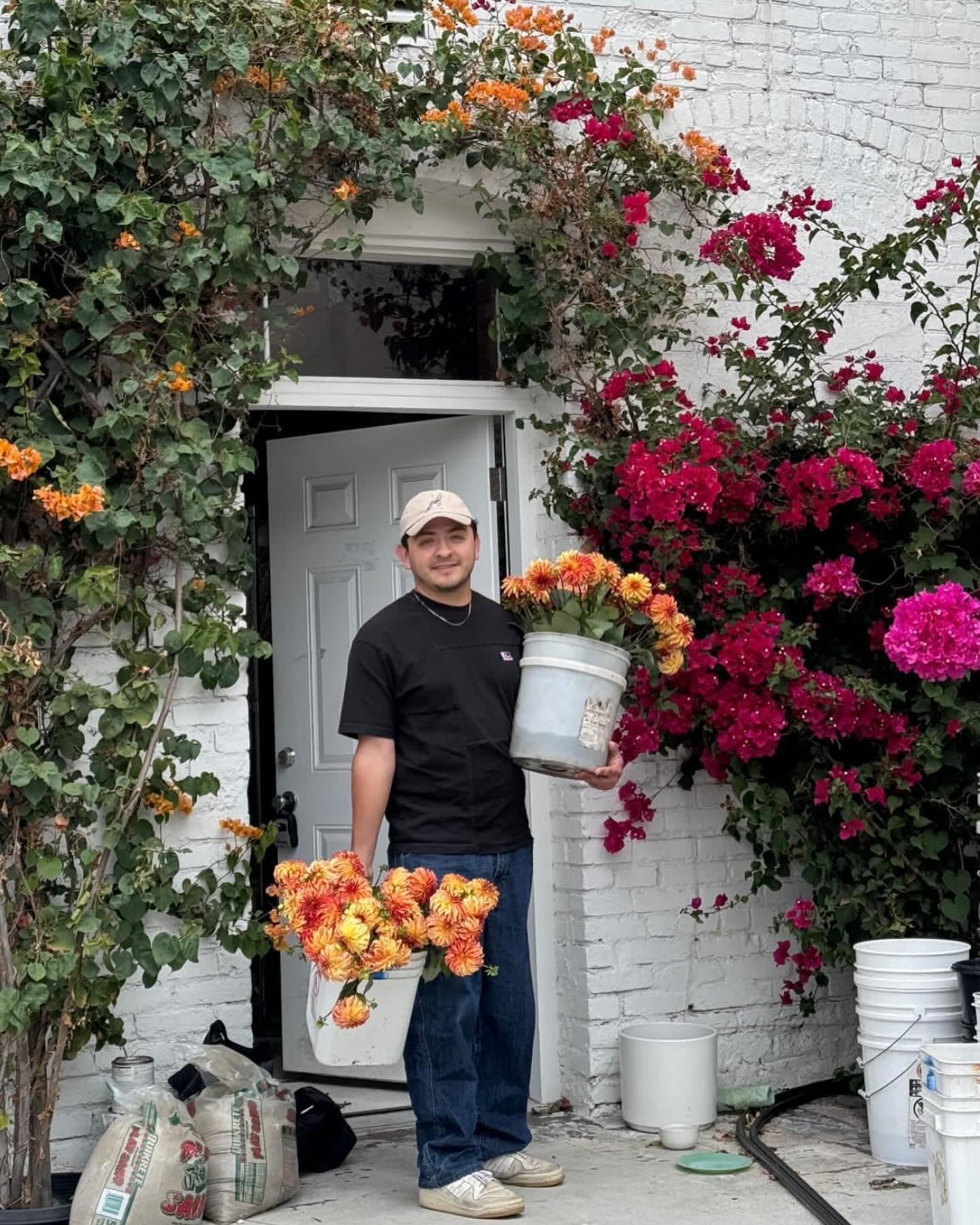 Home from three weeks freelancing in California for some incredible designers! Thank you @nuudebotanica @isaisafloral @sirenfloralco @kellyjross for having me! Y’all made it very enjoyable! On to the next!
Song: Tennis Match by @october.tooth